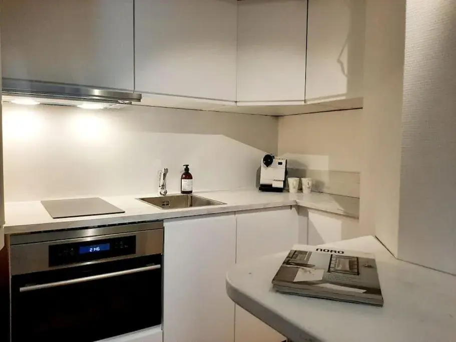 Top-floor studio, near park & sea, great transit Top-floor studio, near park & sea, great transit