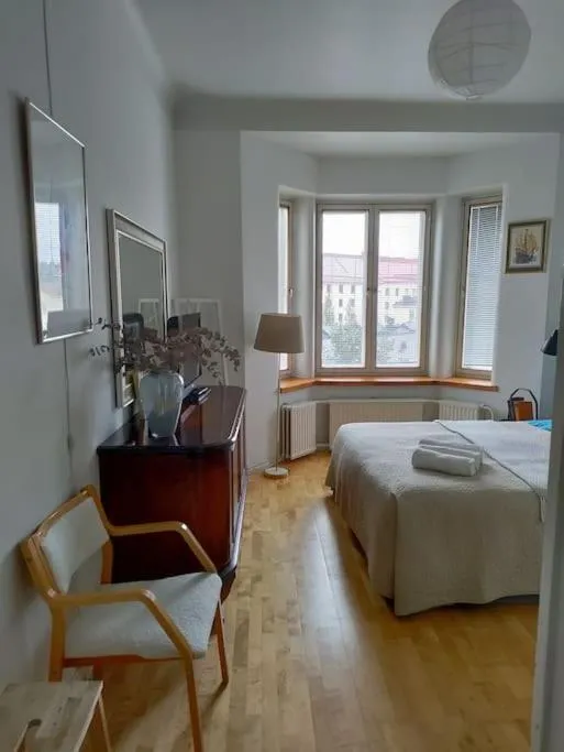 Top-floor studio, near park & sea, great transit