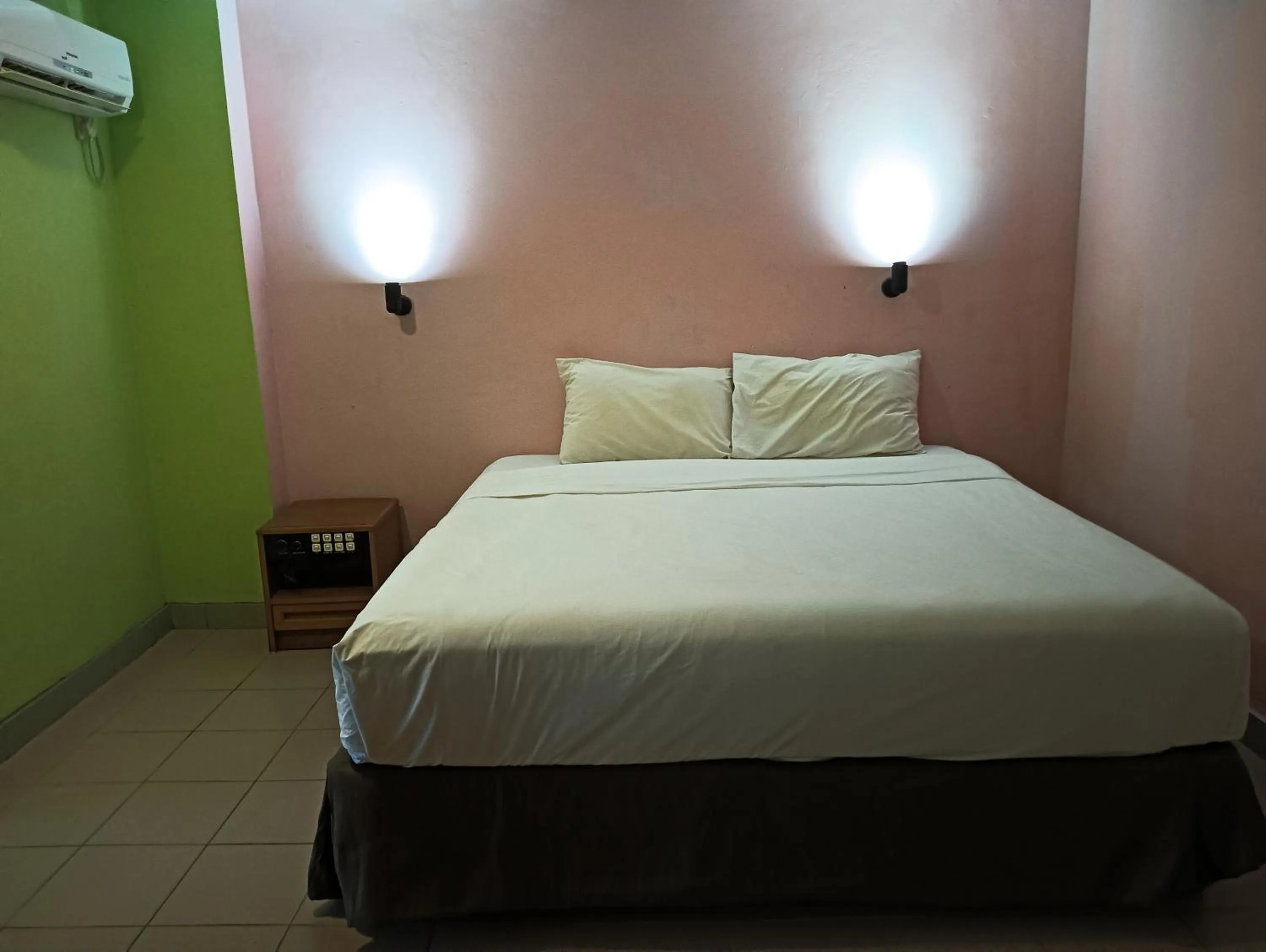 Bedroom, Bed in Hotel O Wawasan Inn