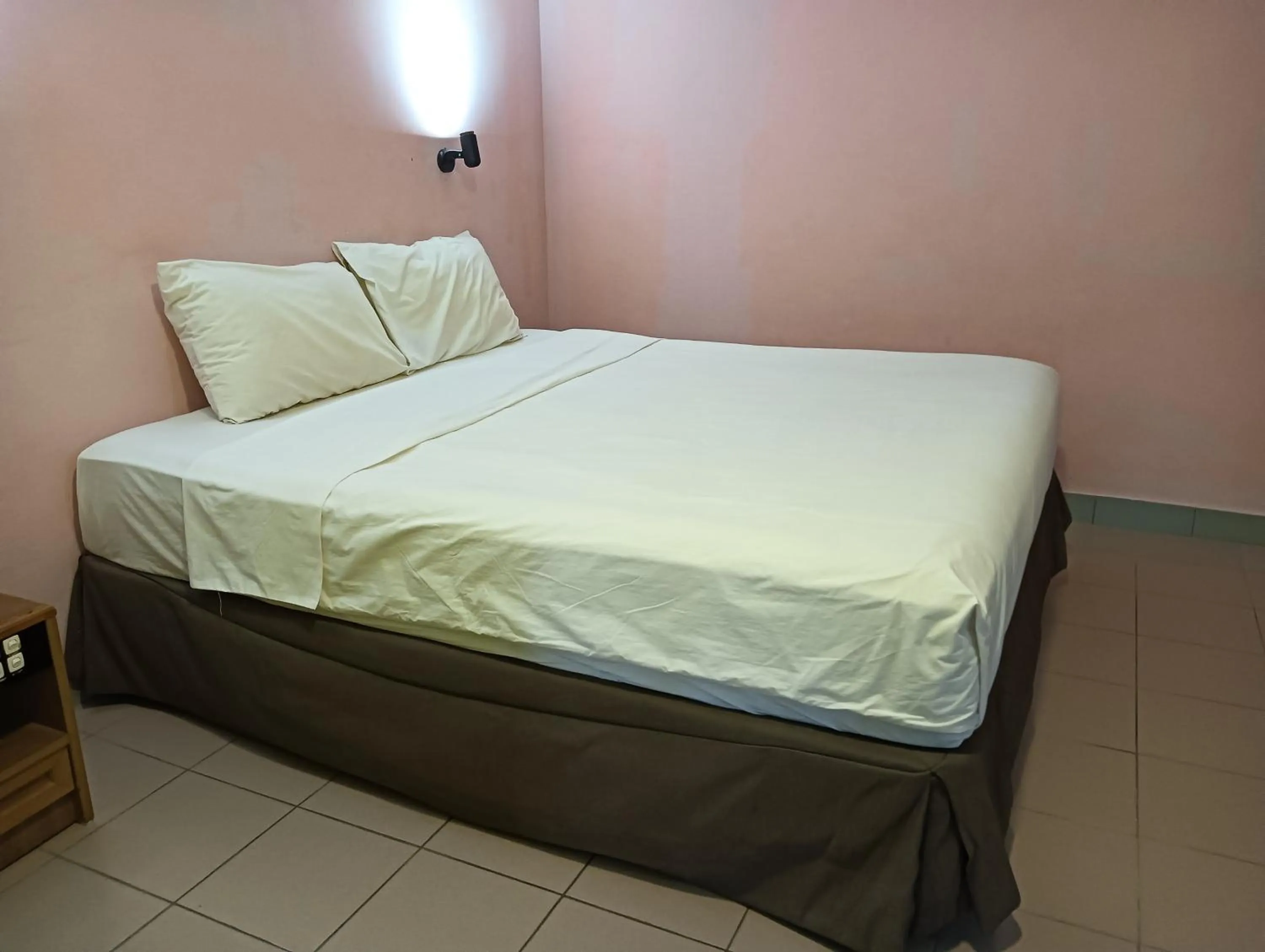 Bedroom, Bed in Hotel O Wawasan Inn