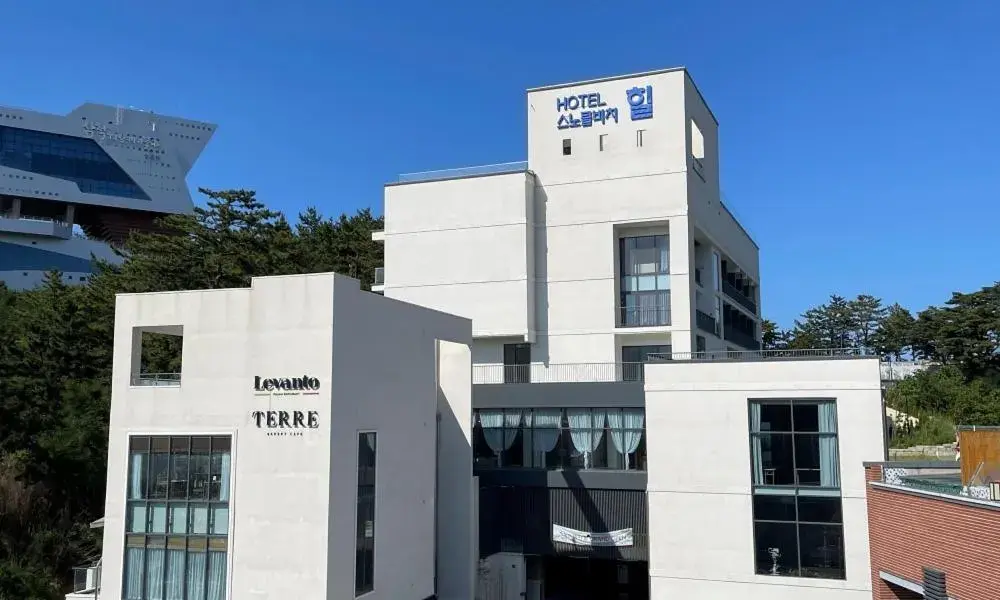 Property building in Hillsnorkelbeach hotel Property building in Hillsnorkelbeach hotel