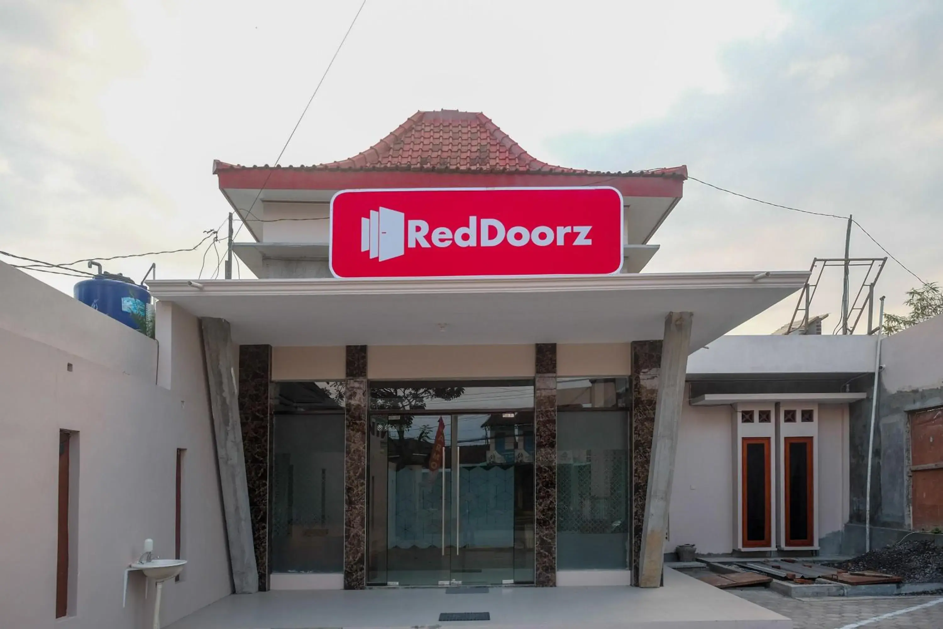 Property building in RedDoorz Syariah near Alun Alun Temanggung Property building in RedDoorz Syariah near Alun Alun Temanggung
