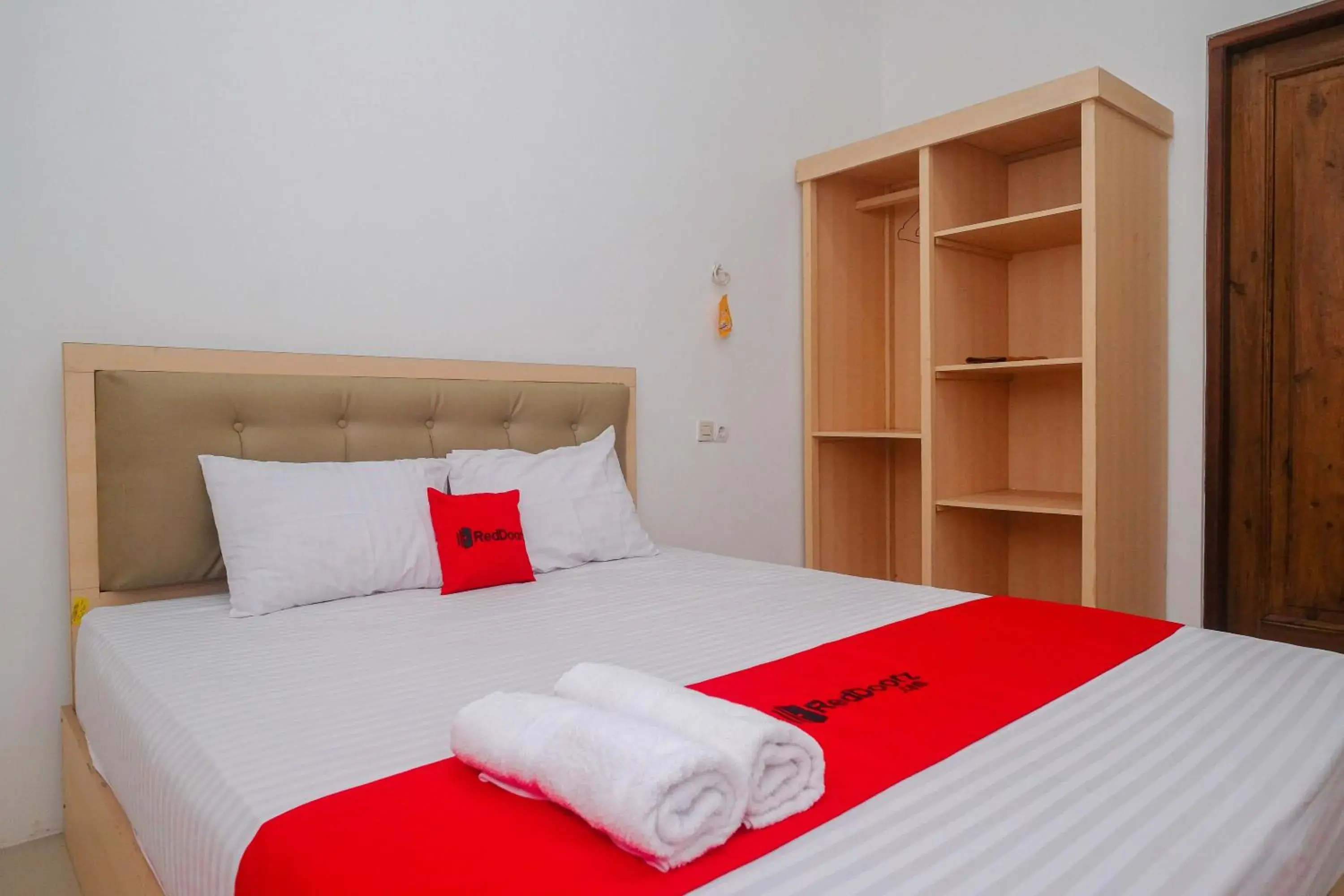 Bed in RedDoorz Syariah near Alun Alun Temanggung Bed in RedDoorz Syariah near Alun Alun Temanggung