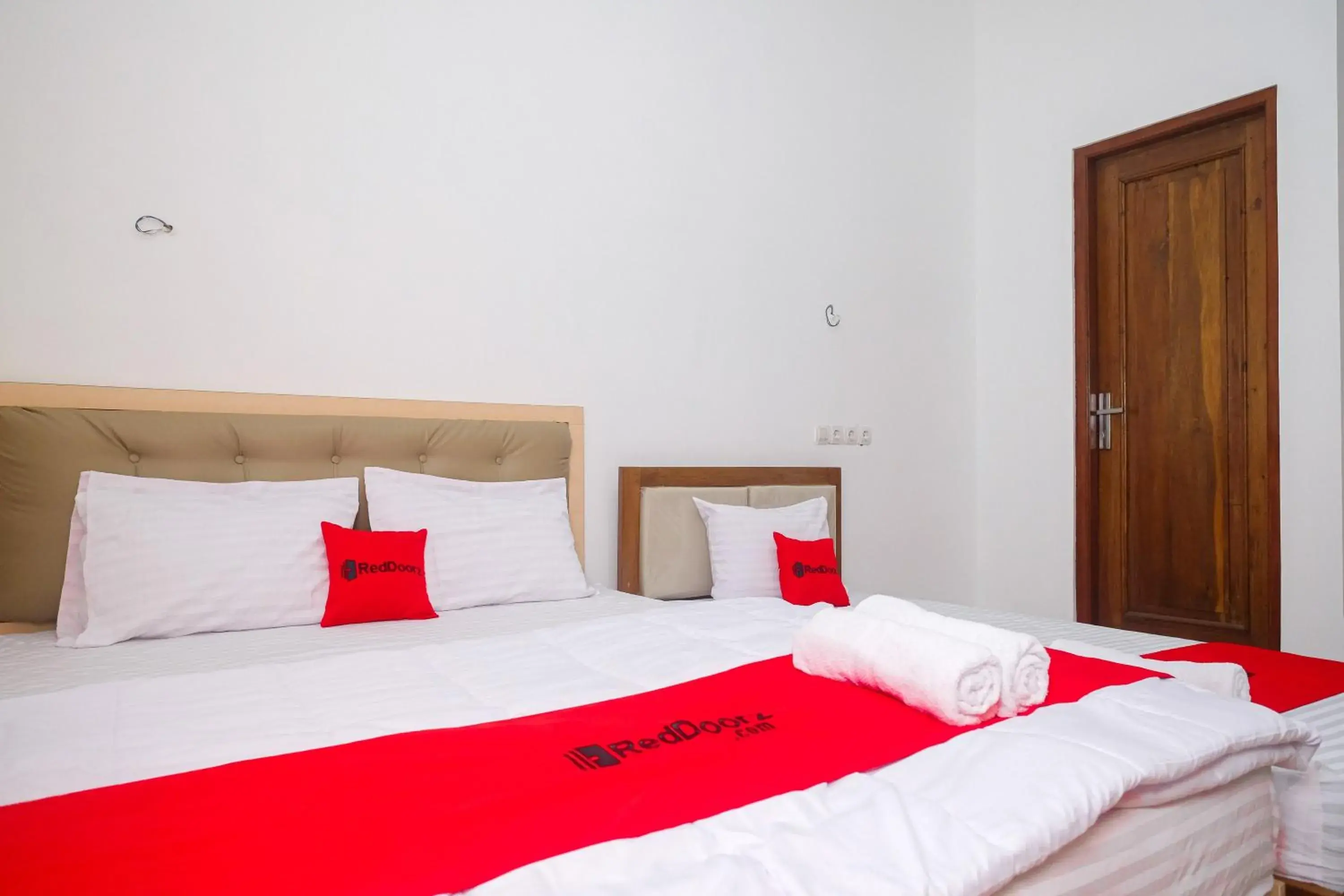 Family Room in RedDoorz Syariah near Alun Alun Temanggung Family Room in RedDoorz Syariah near Alun Alun Temanggung