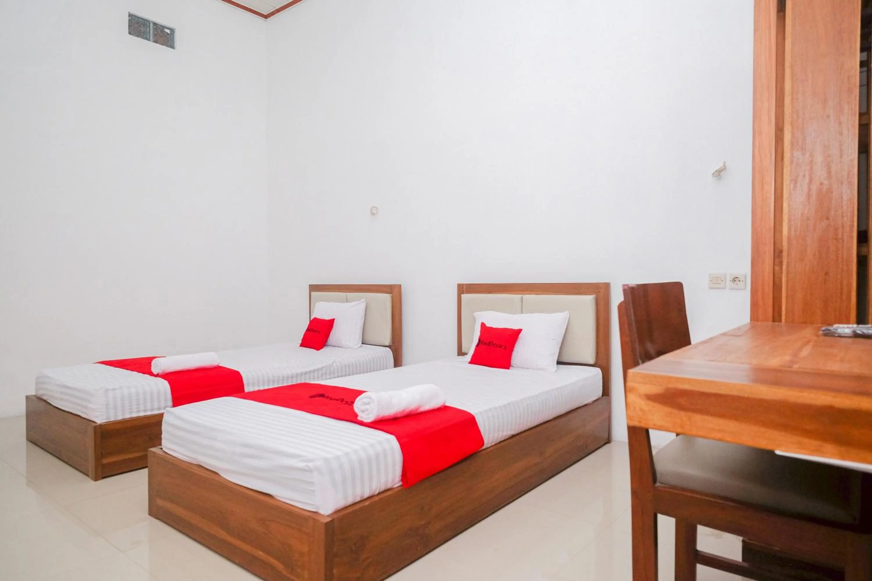 Bed in RedDoorz Syariah near Alun Alun Temanggung