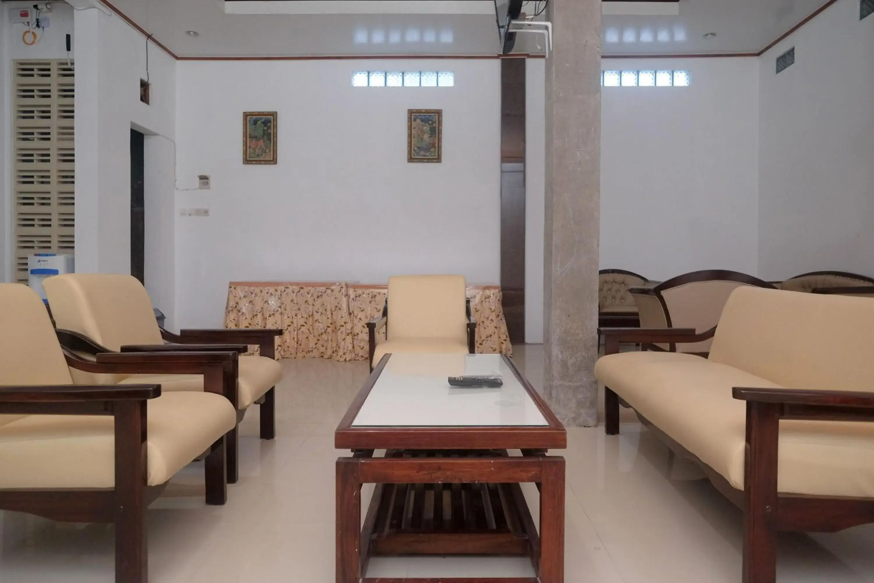 Seating area in RedDoorz Syariah near Alun Alun Temanggung Seating area in RedDoorz Syariah near Alun Alun Temanggung