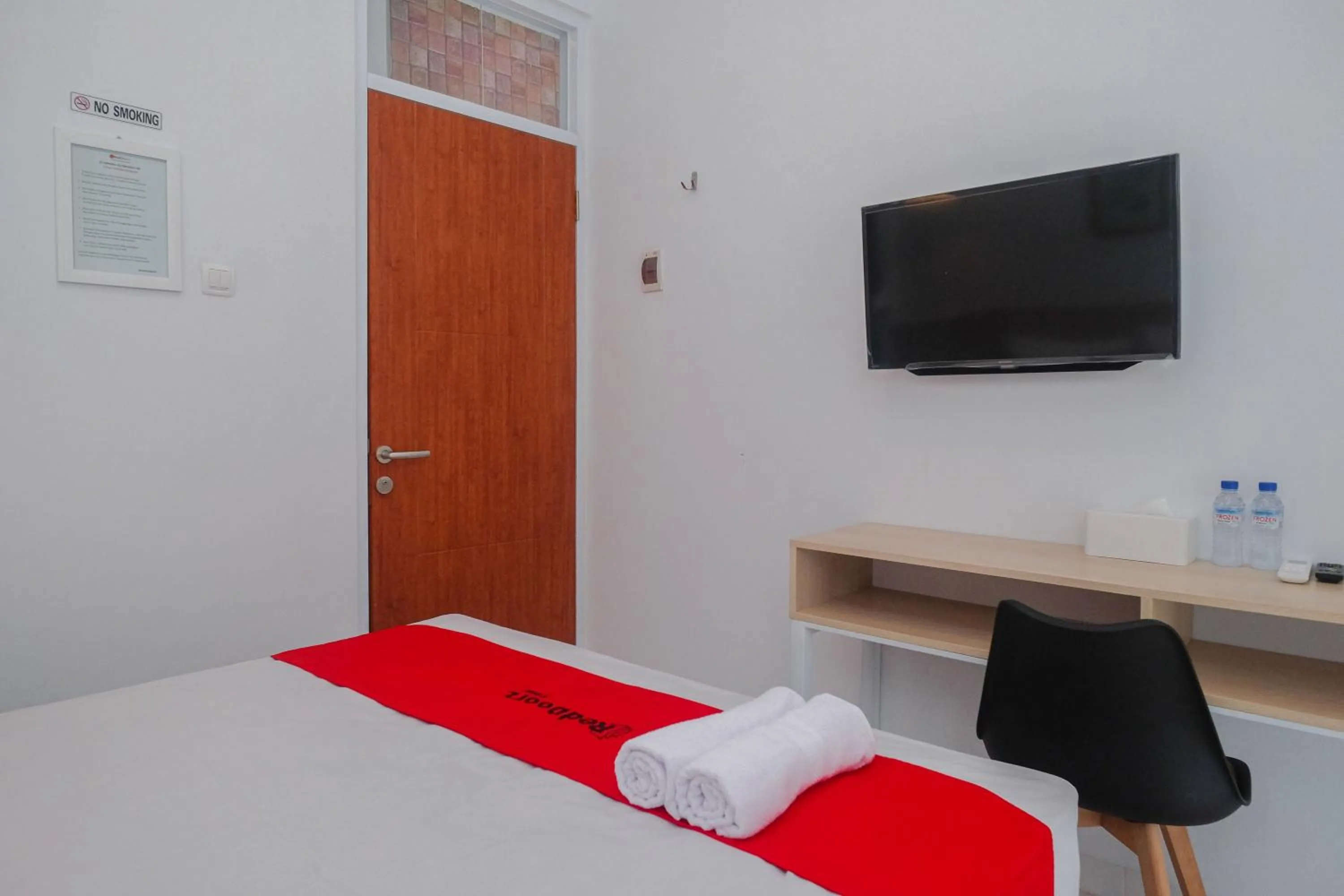 Bed in RedDoorz Syariah near Alun Alun Temanggung