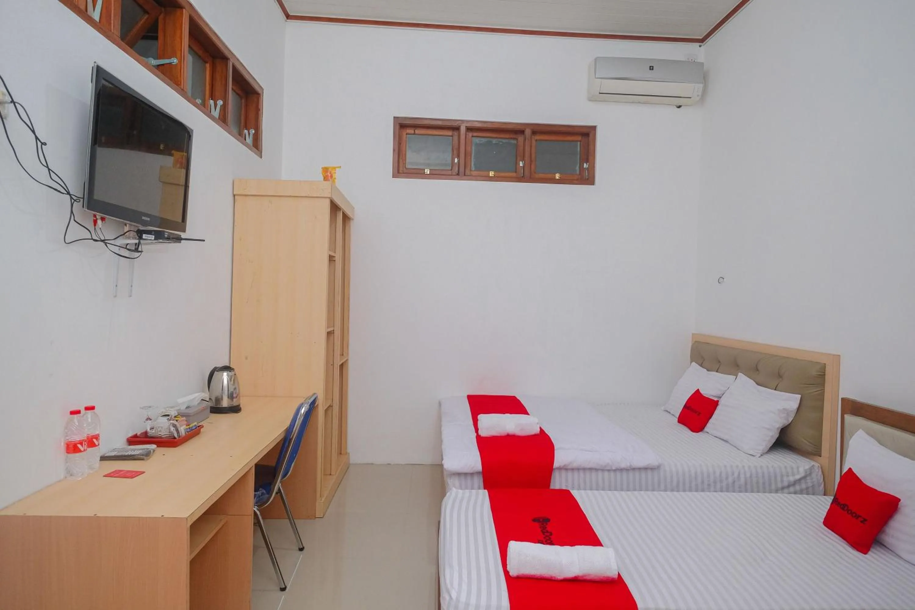 Bed in RedDoorz Syariah near Alun Alun Temanggung