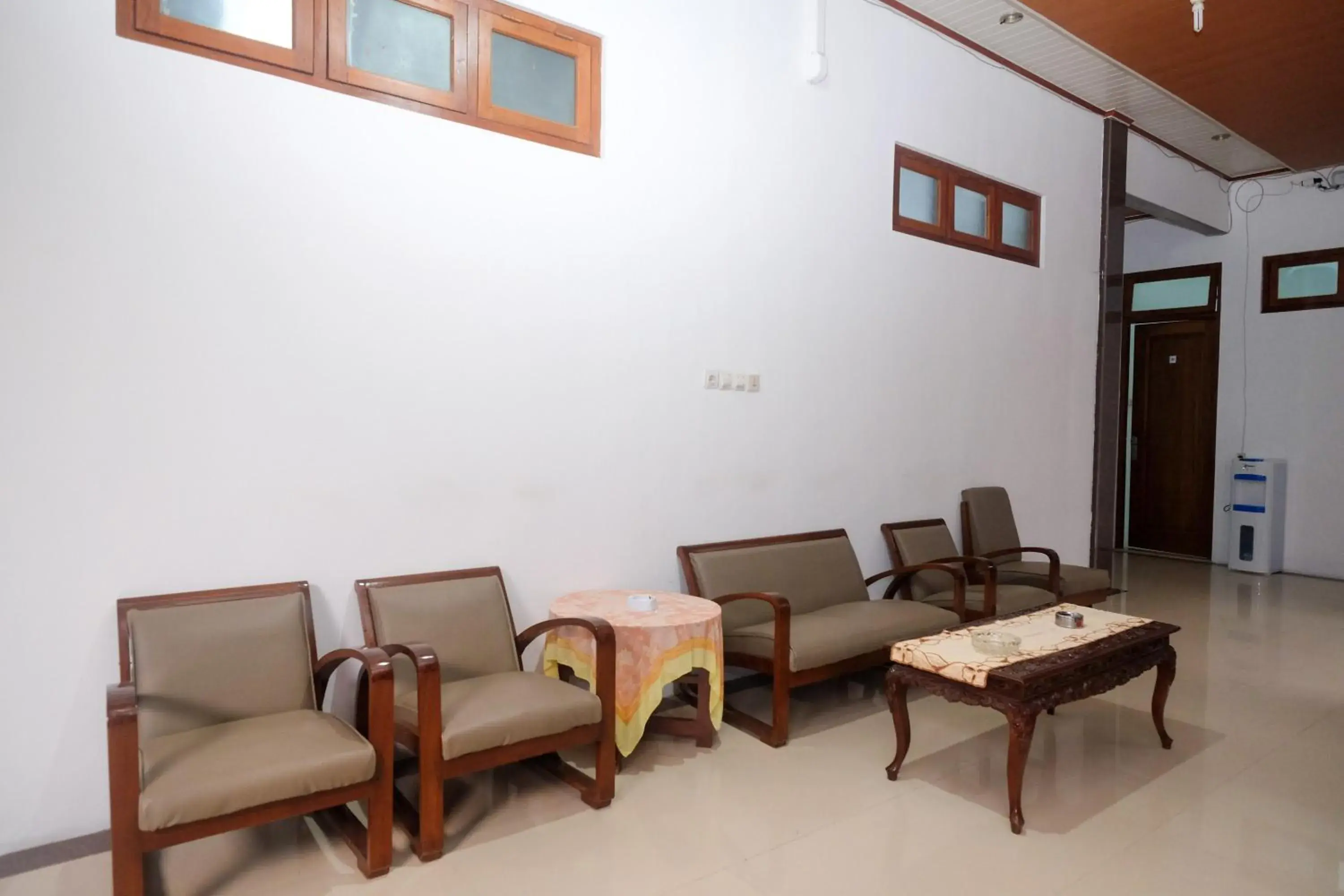 Seating area in RedDoorz Syariah near Alun Alun Temanggung Seating area in RedDoorz Syariah near Alun Alun Temanggung