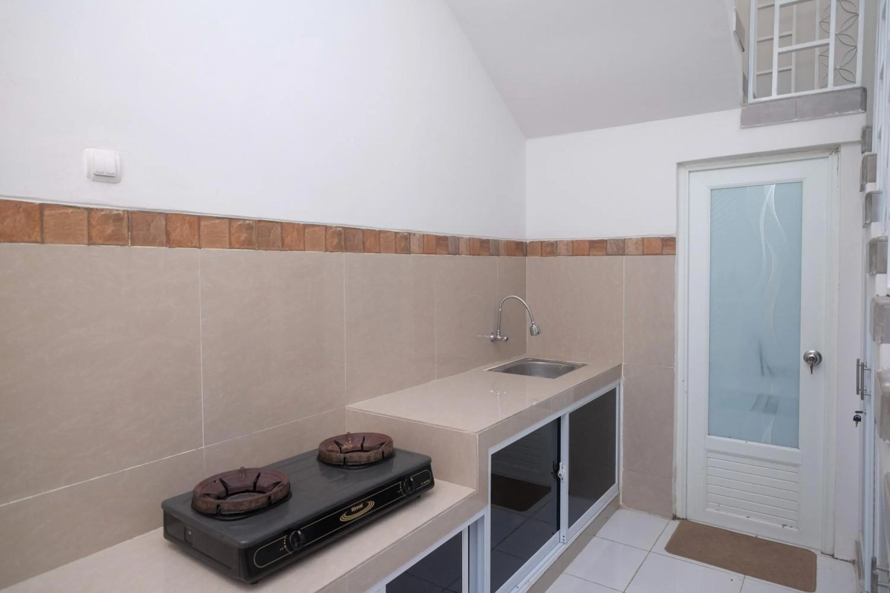 Kitchen or kitchenette in RedDoorz Syariah near Alun Alun Temanggung