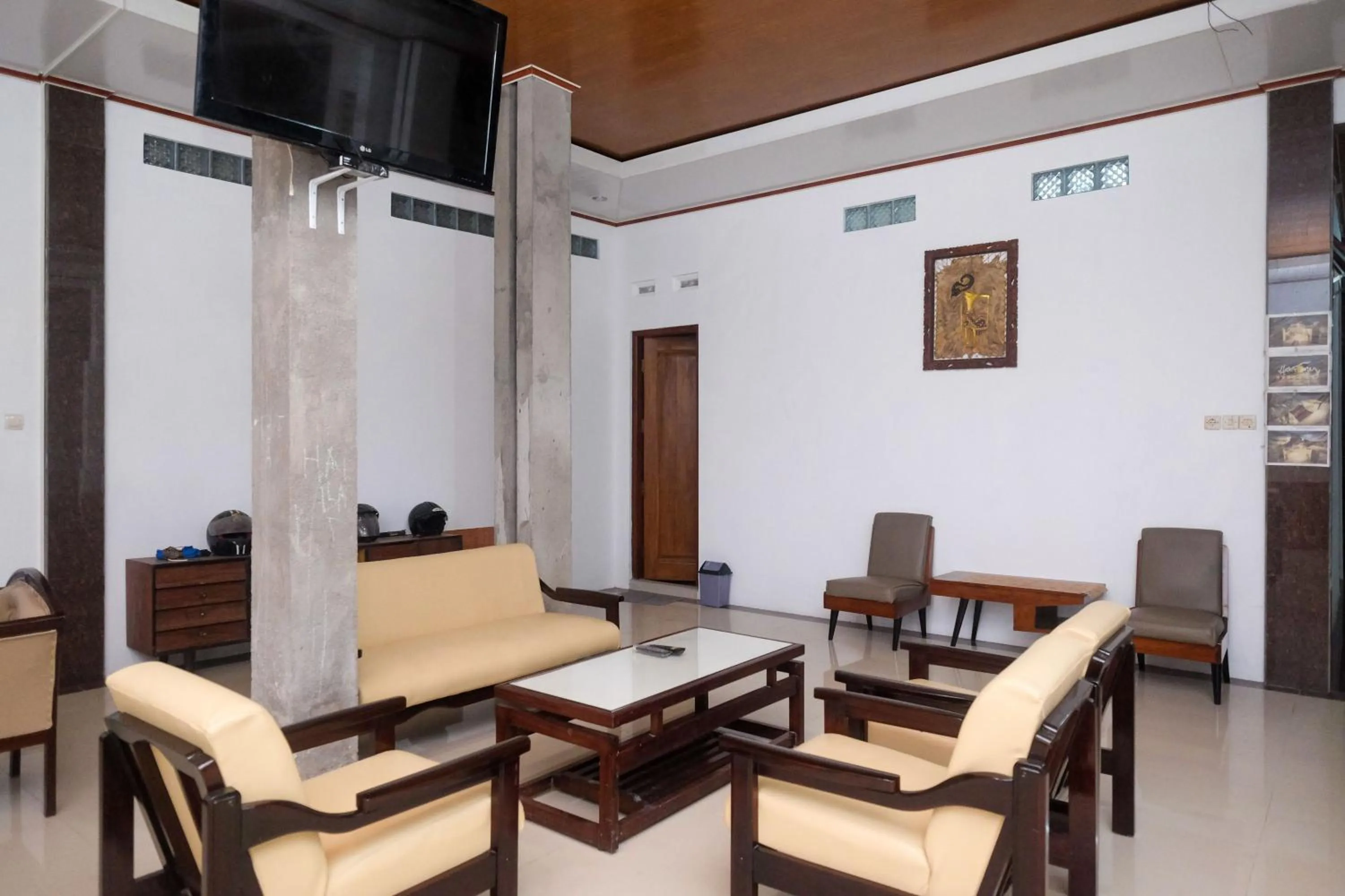 Seating area in RedDoorz Syariah near Alun Alun Temanggung