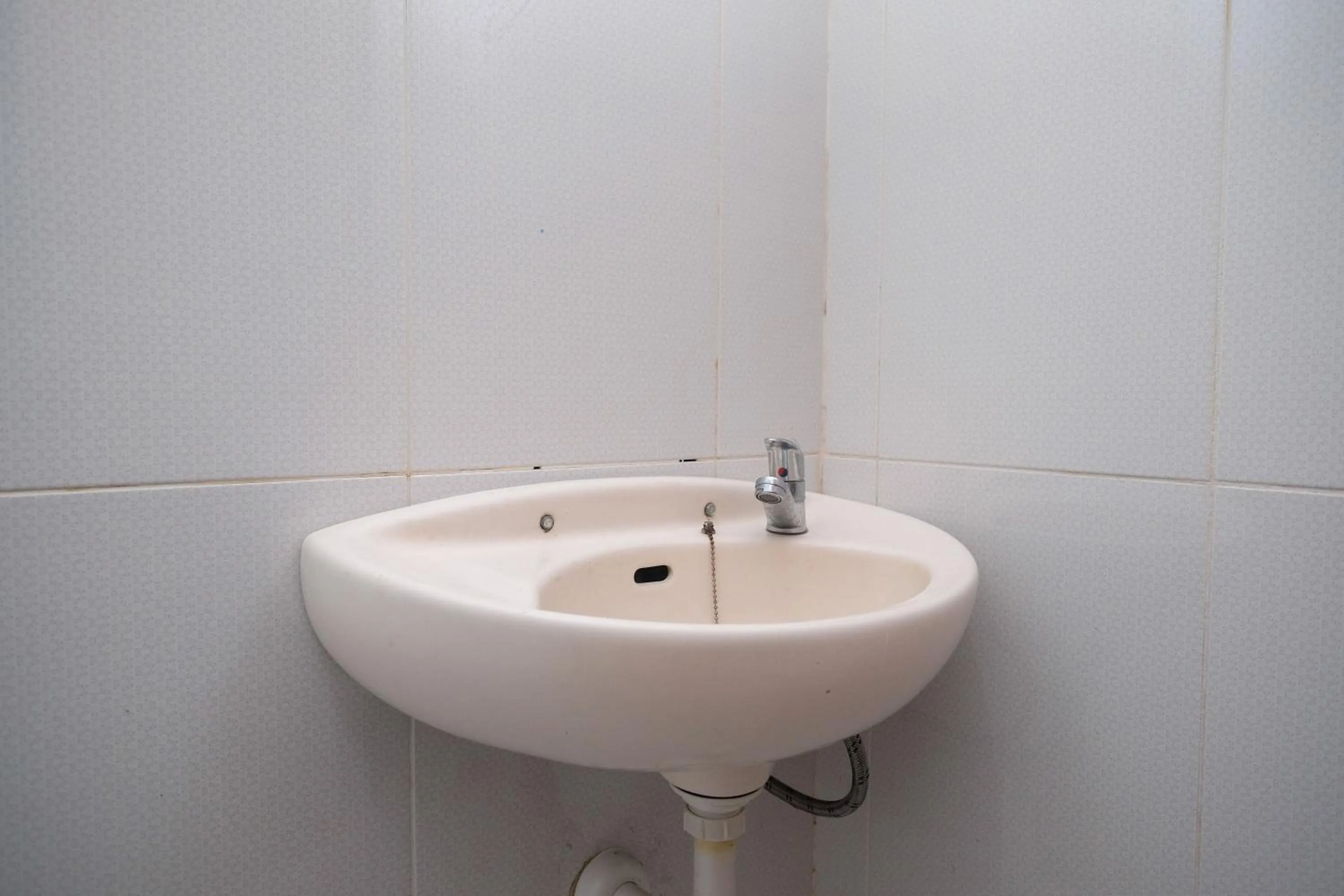 Bathroom in RedDoorz Syariah near Alun Alun Temanggung