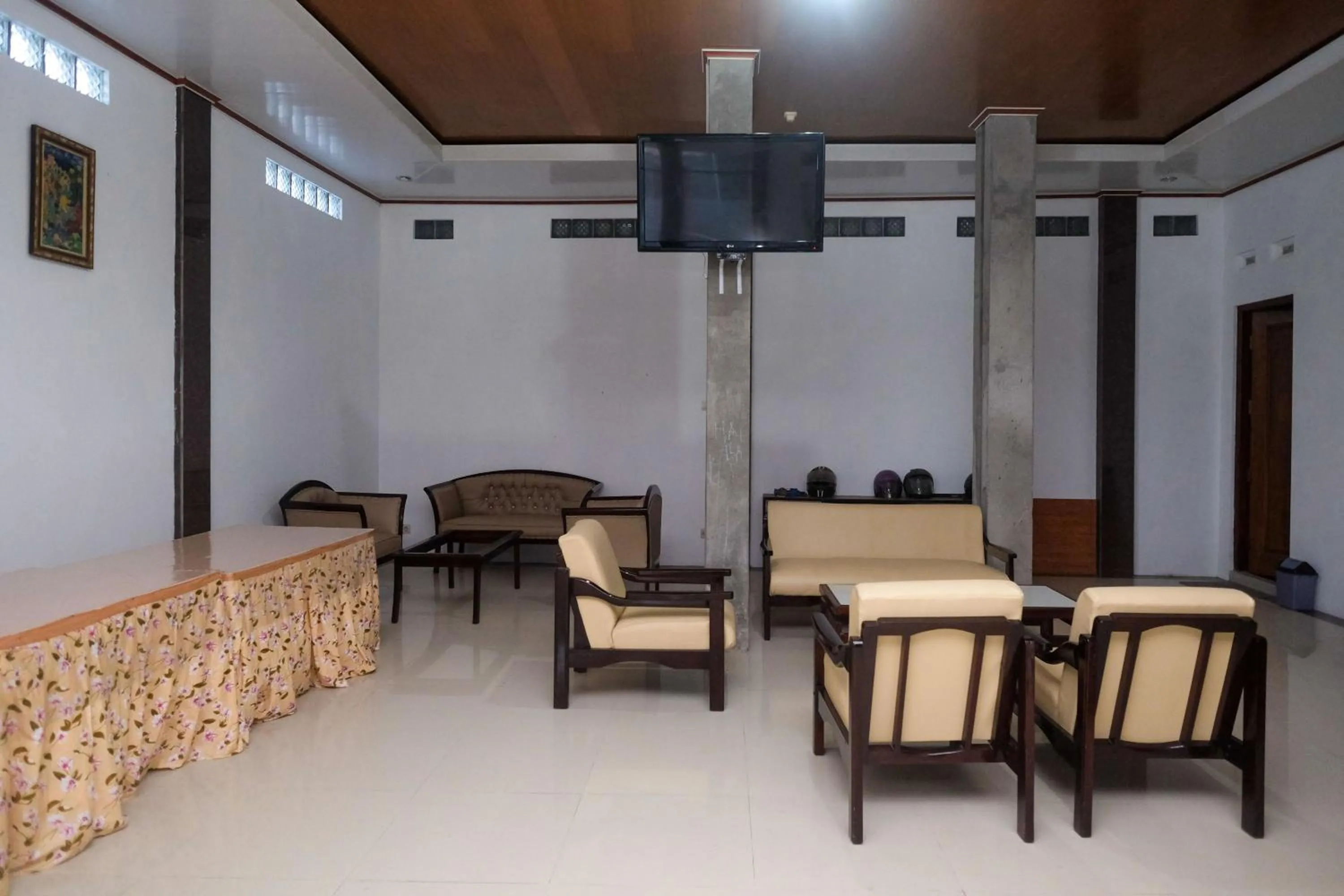 Seating area in RedDoorz Syariah near Alun Alun Temanggung