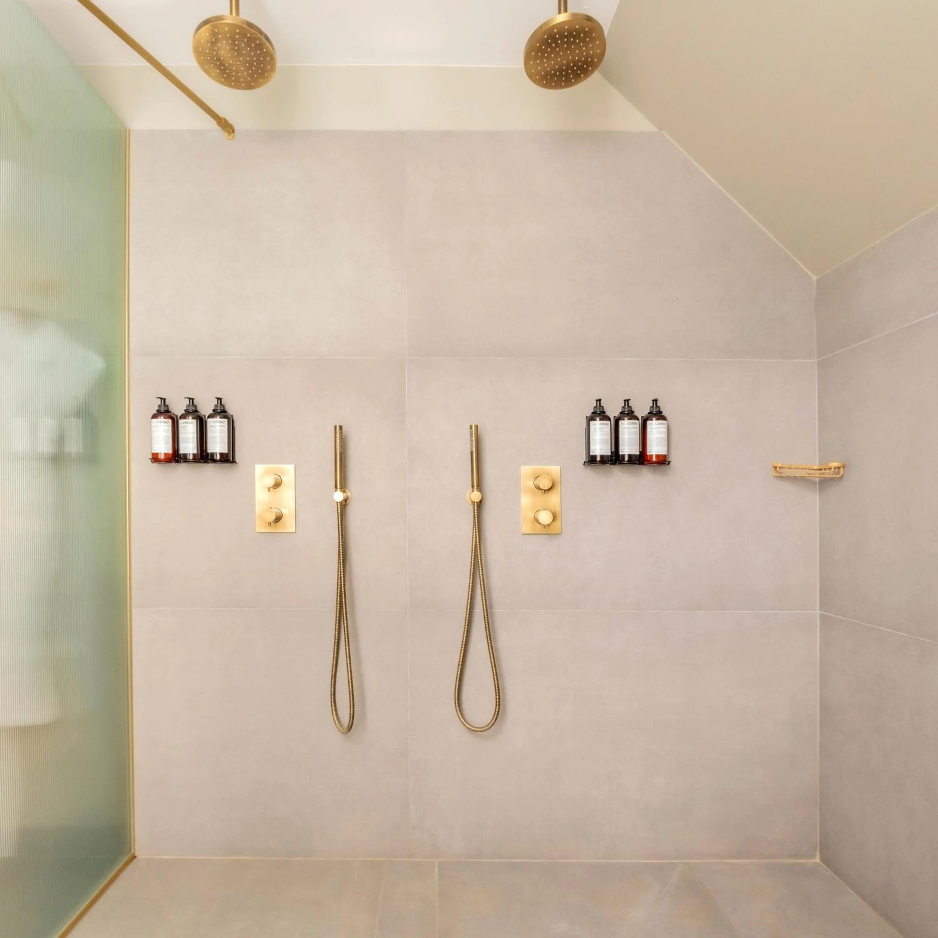Shower in Hôtel Pilgrim