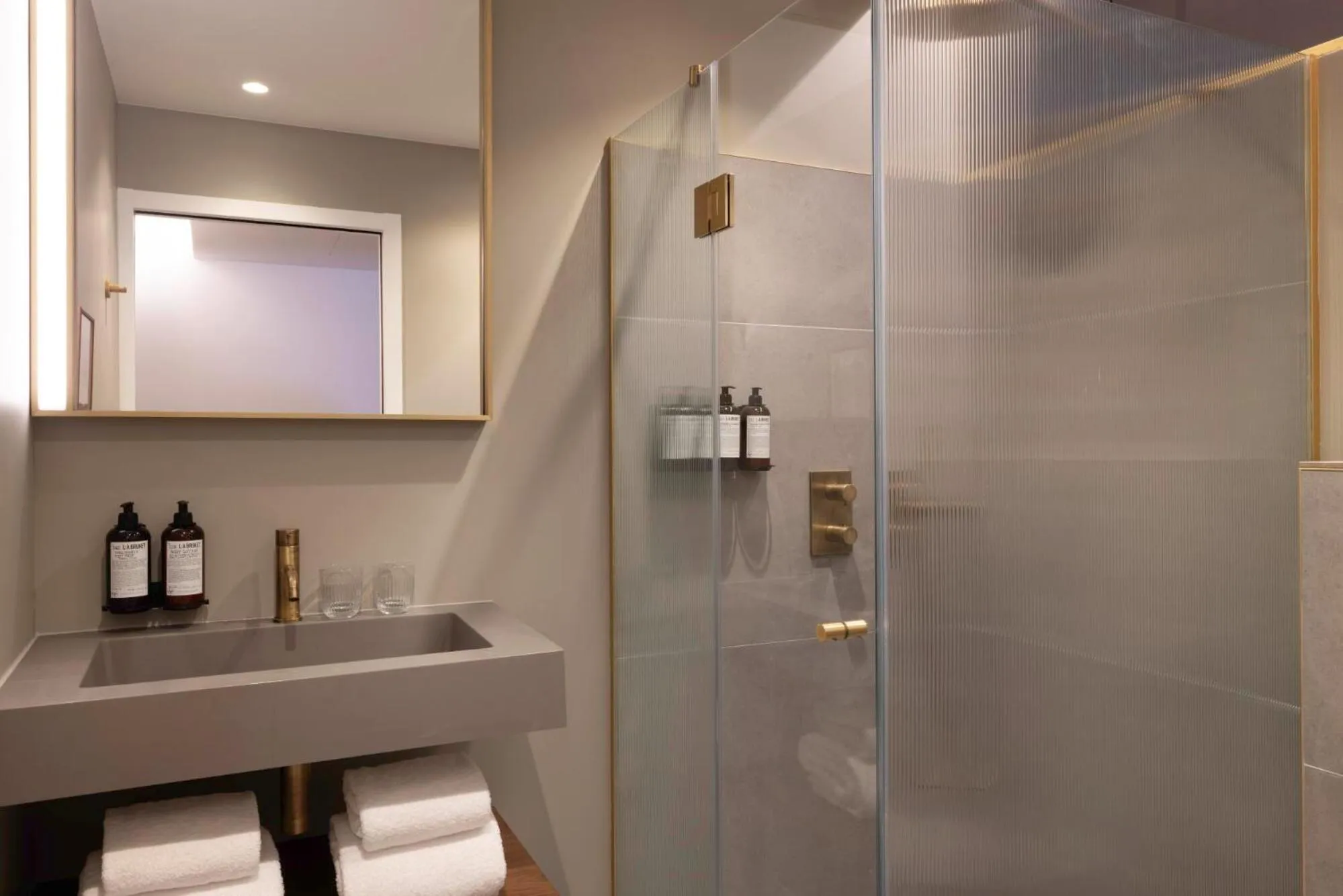 Shower in Hôtel Pilgrim