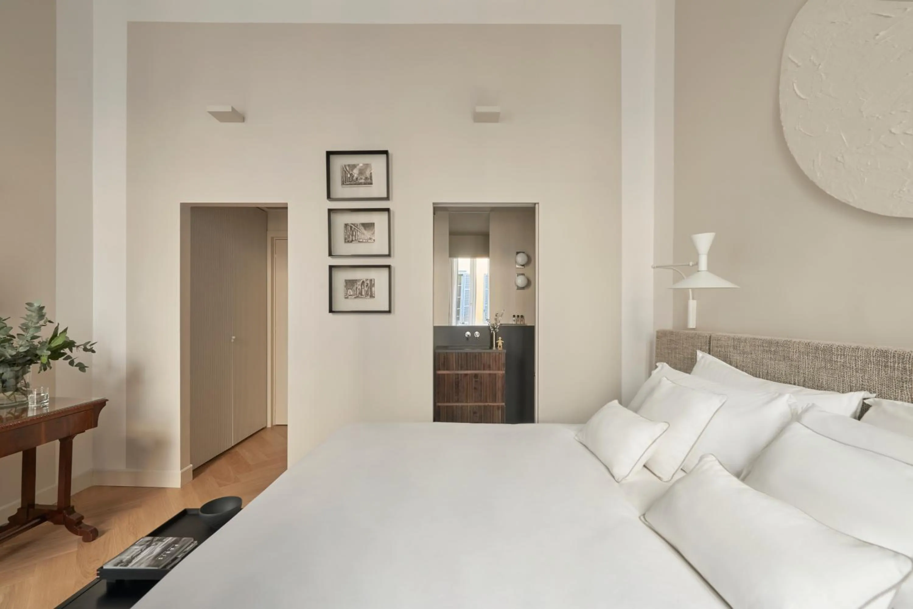 Bedroom, Bed in Crossing Manzoni