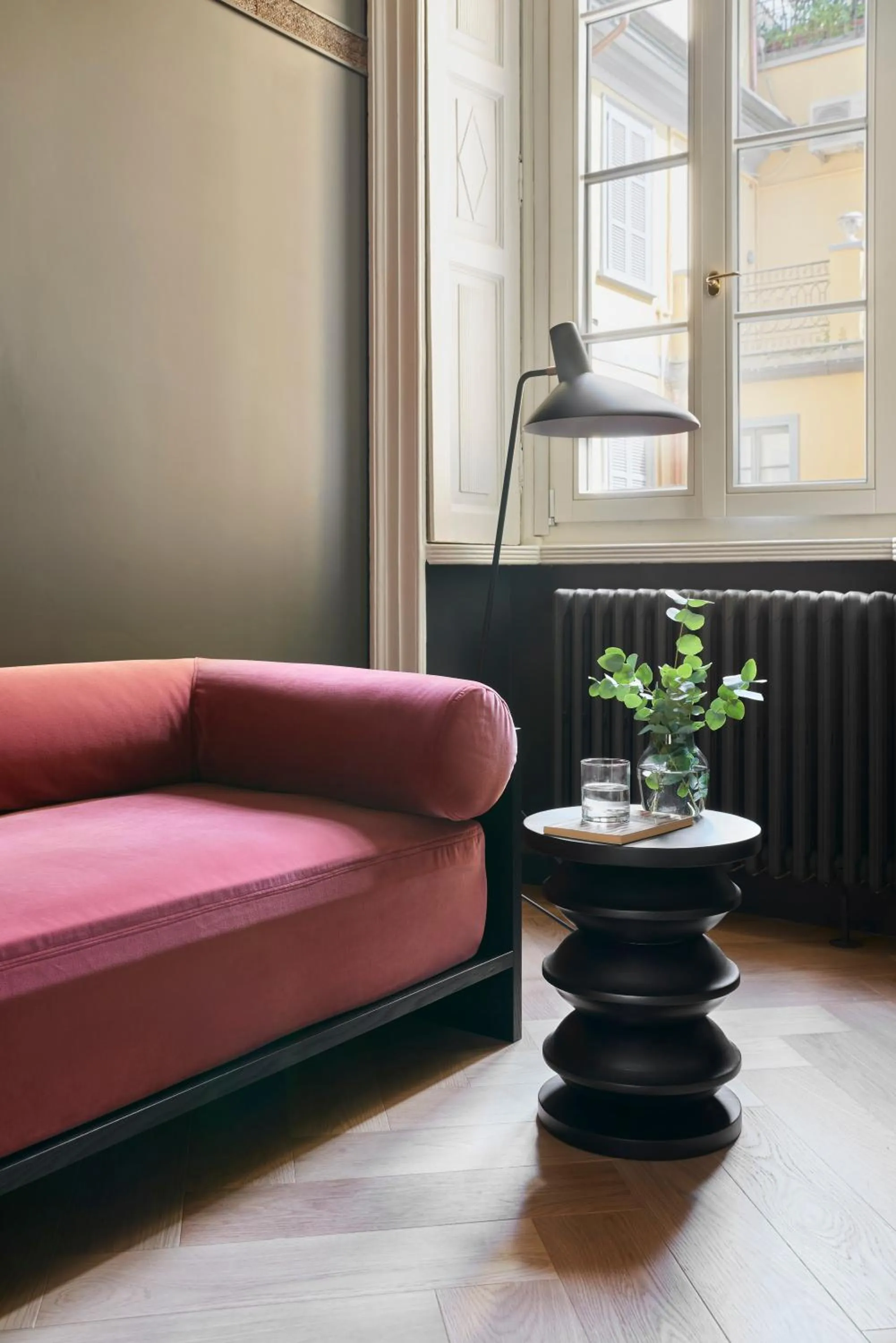 Decorative detail in Crossing Manzoni