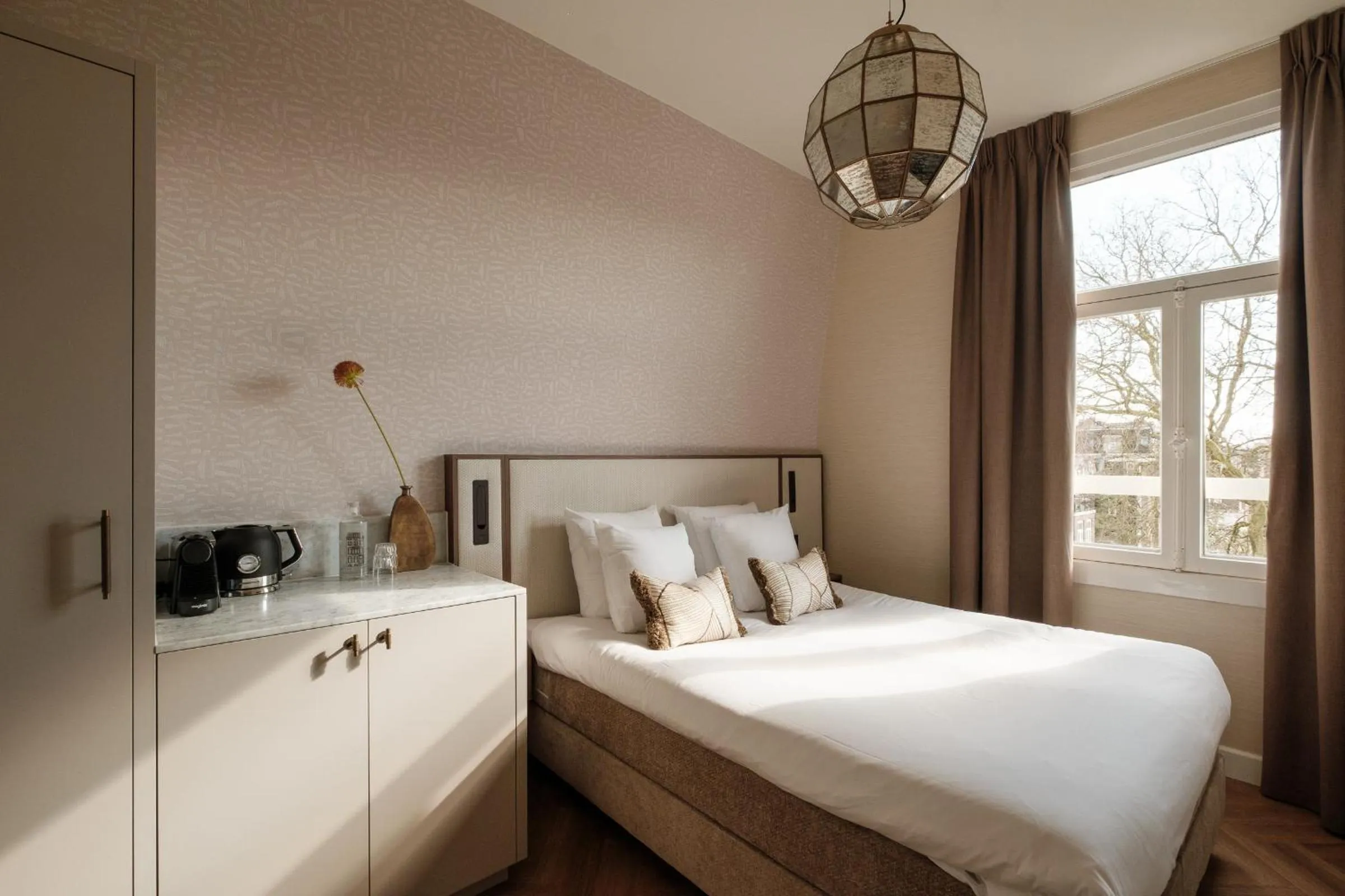 Bed in Parklane Hotel