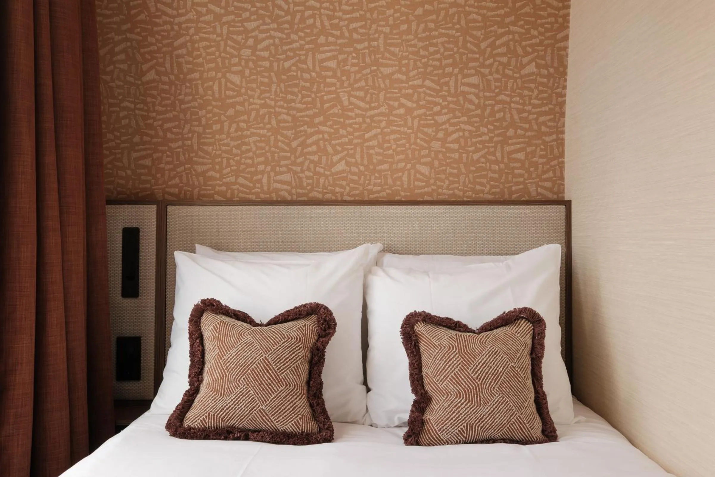 Bed in Parklane Hotel