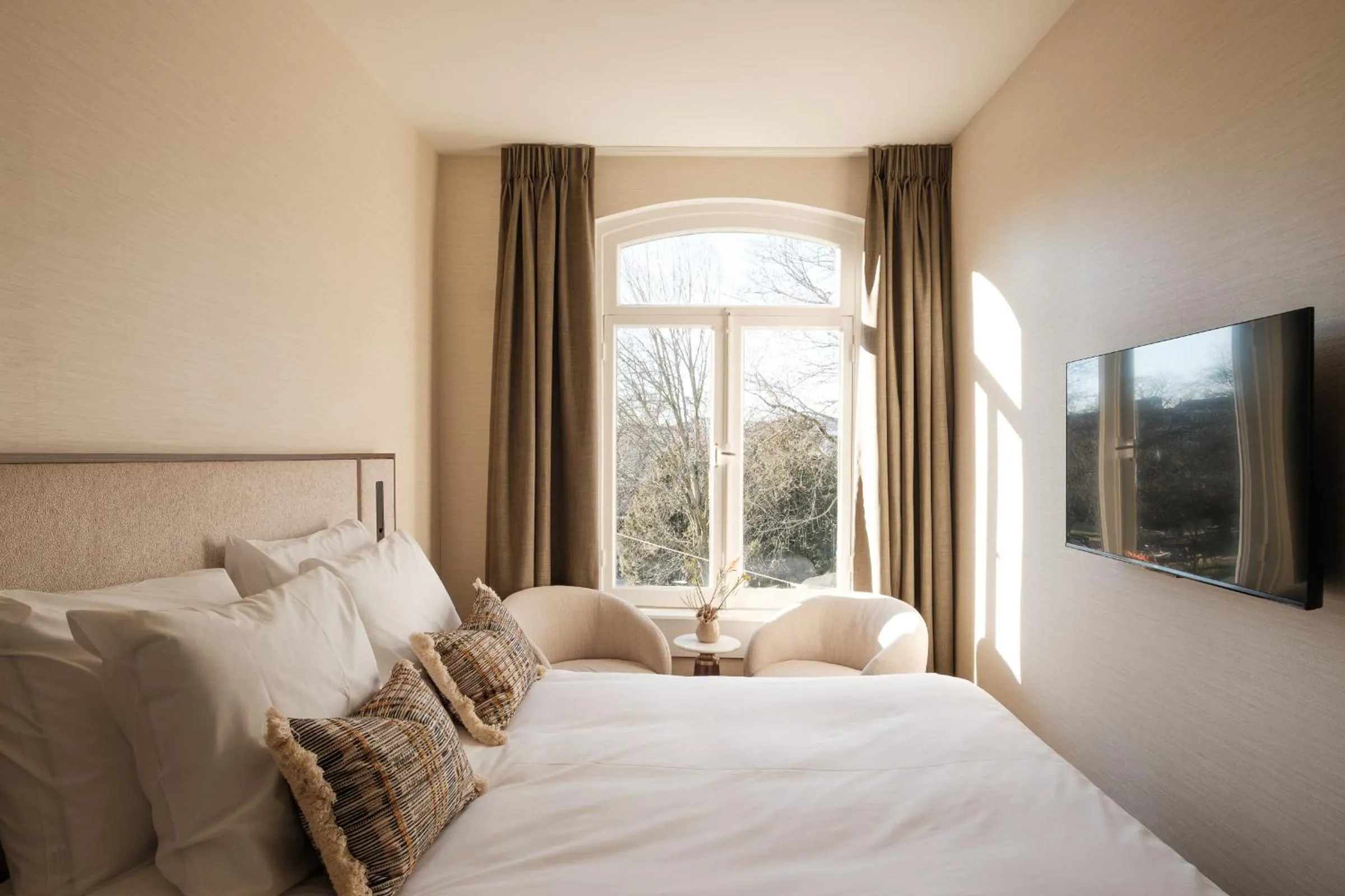 Bed in Parklane Hotel