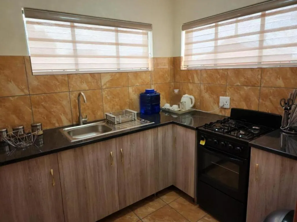 Kitchen or kitchenette in 4th Avenue Themepark & Lodge