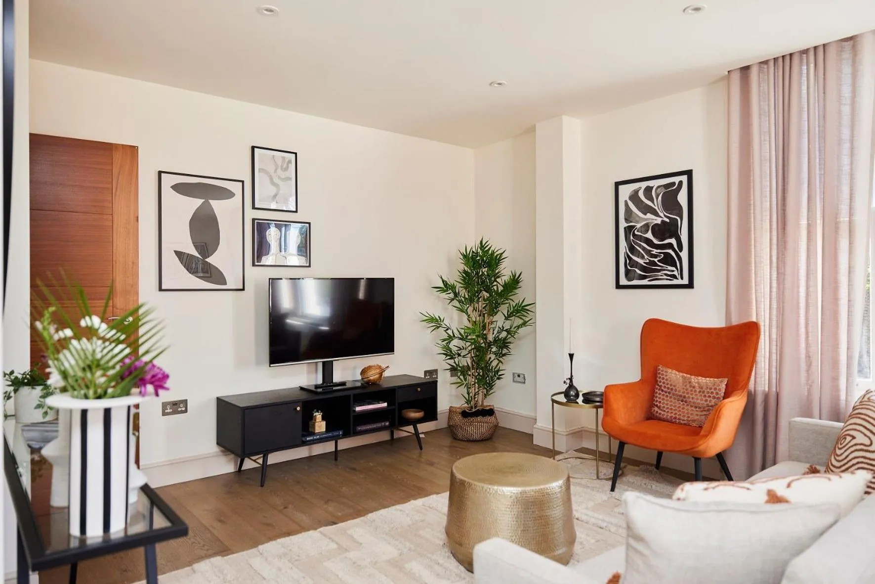 Property building in The Wandsworth Haven - Bright 2BDR Flat