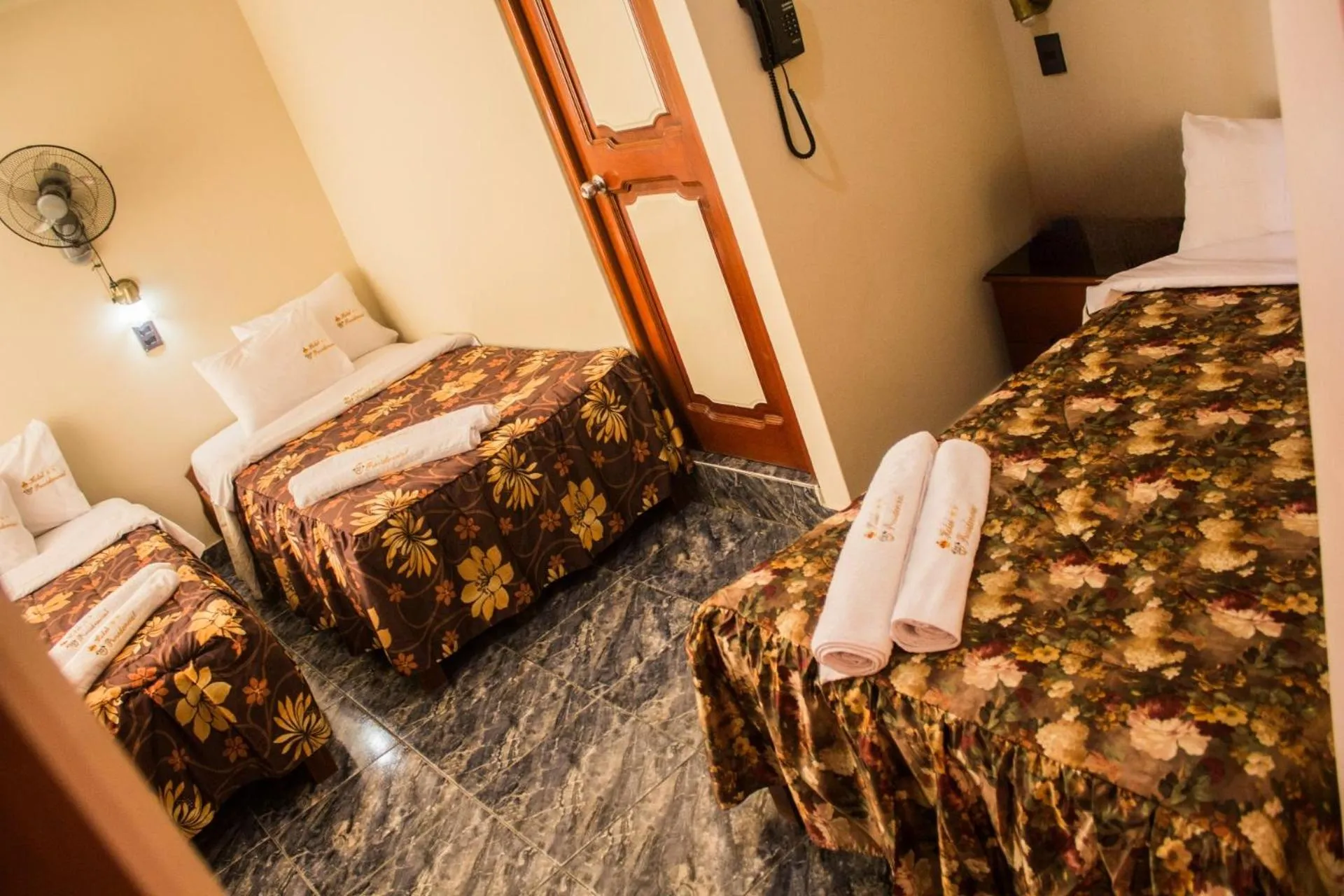 Photo of the whole room, Bed in Hotel Presidencial