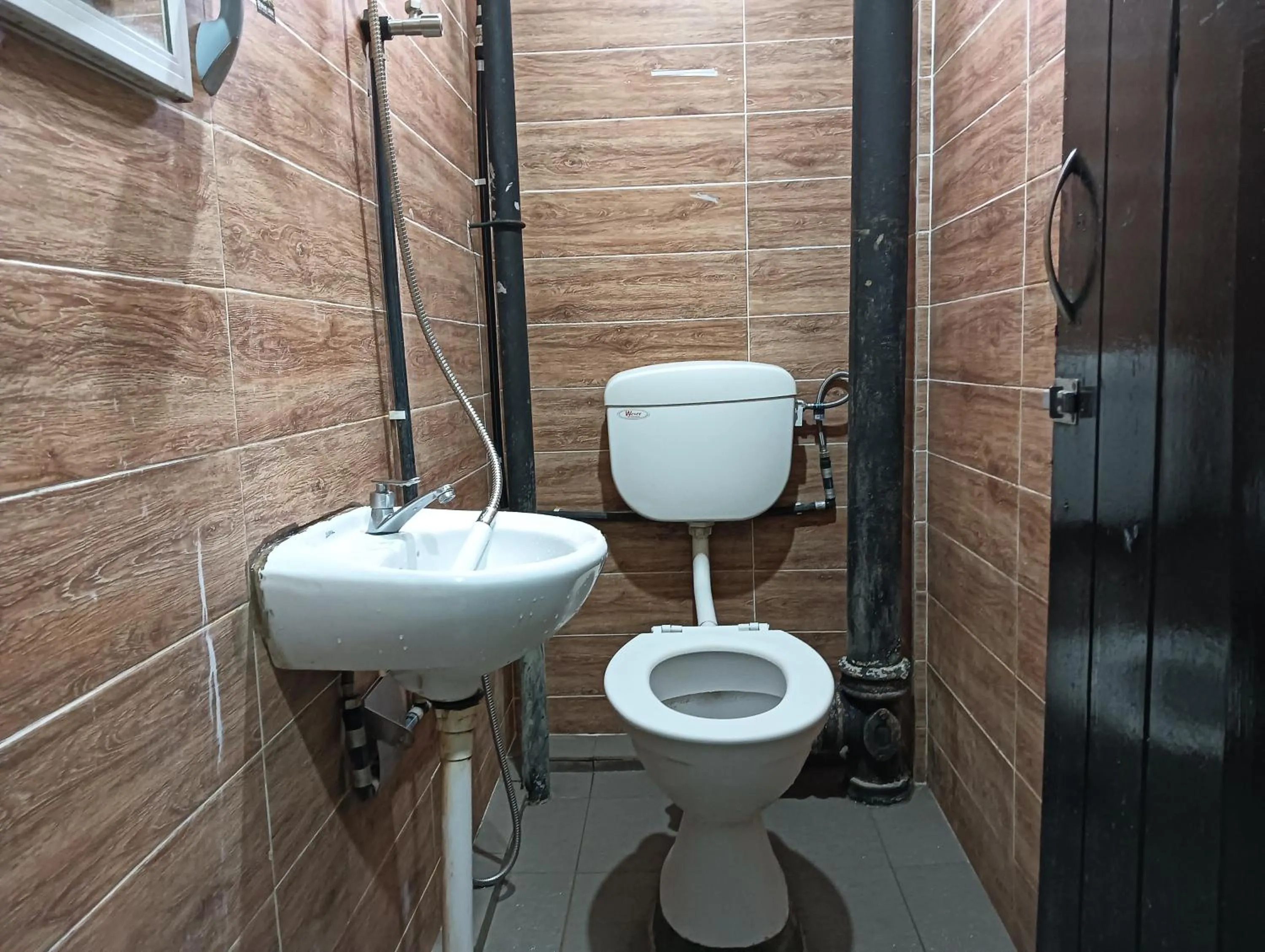 Bathroom in Hotel O Hi Inn 2