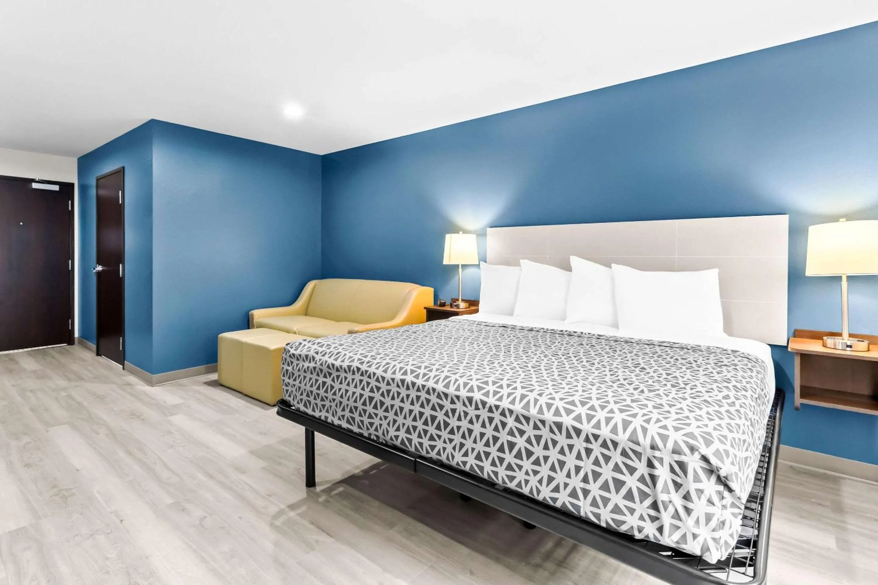 King Suite with Sofa - Non Smoking in WoodSpring Suites South Houston Hobby