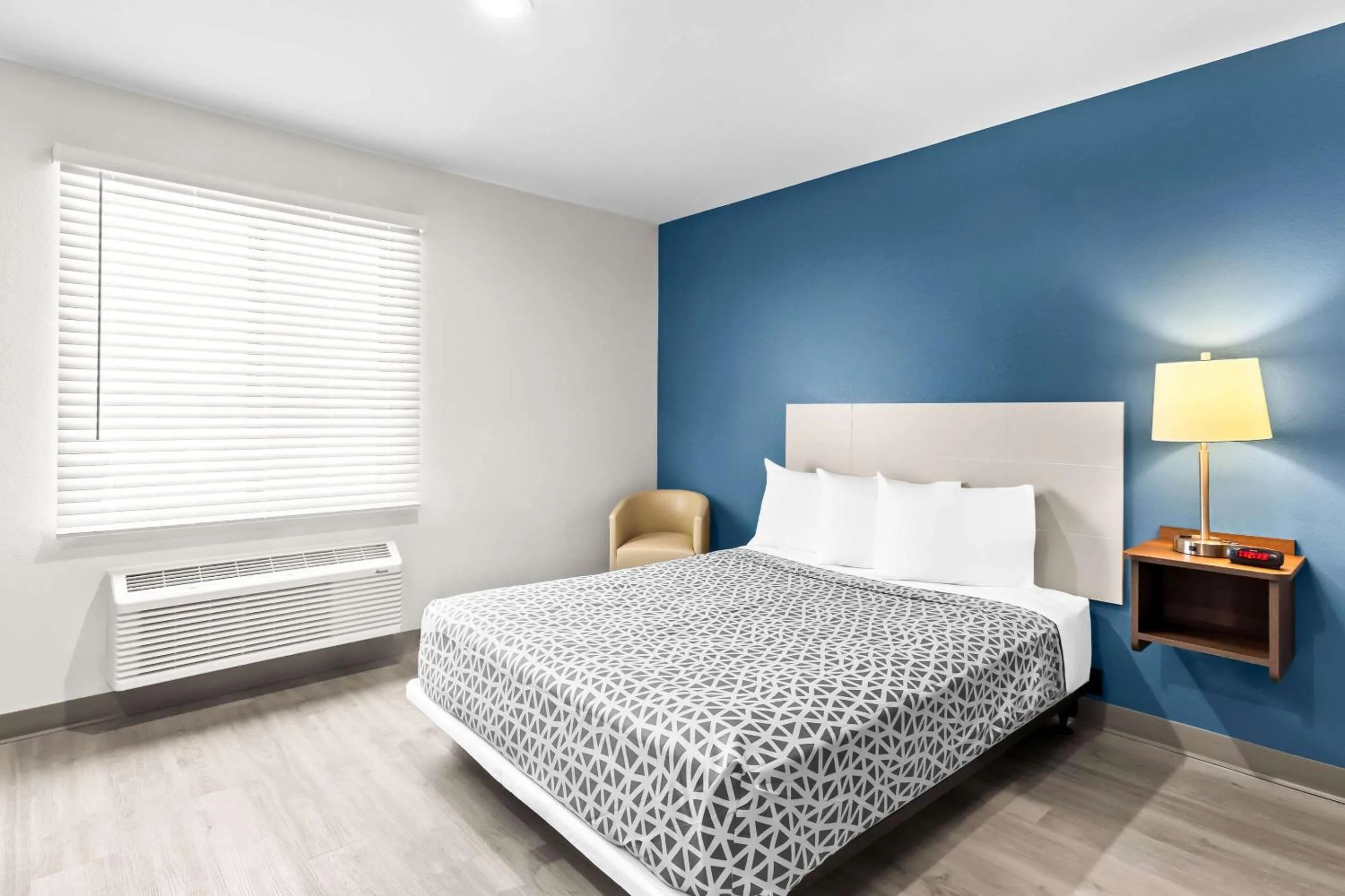 Queen Suite with Tub - Disability Access/Non Smoking in WoodSpring Suites South Houston Hobby