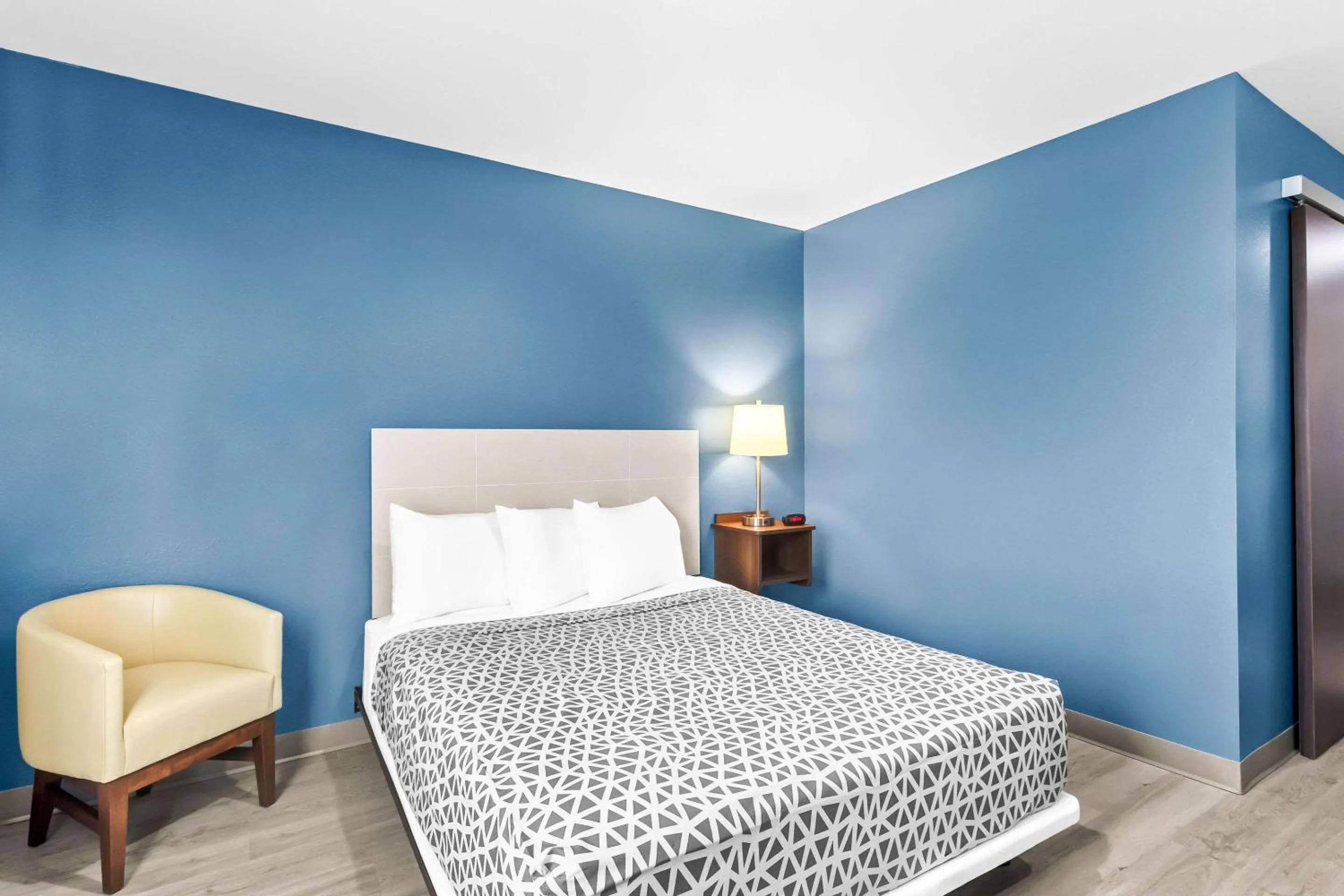 Queen Suite with Roll-In Shower - Disability Access/Non Smoking in WoodSpring Suites South Houston Hobby
