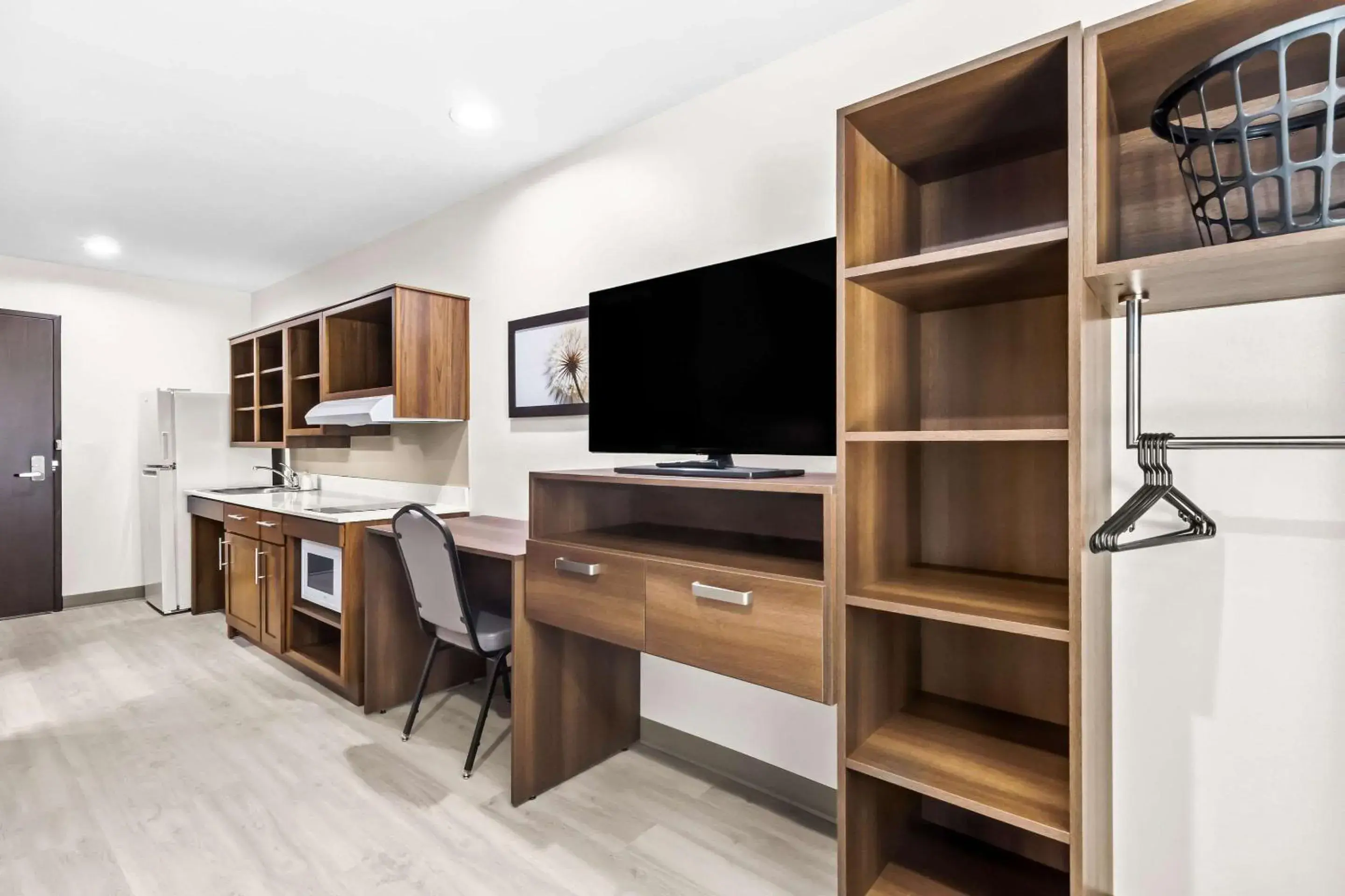 King Suite with Sofa - Disability Access/Non Smoking in WoodSpring Suites South Houston Hobby King Suite with Sofa - Disability Access/Non Smoking in WoodSpring Suites South Houston Hobby