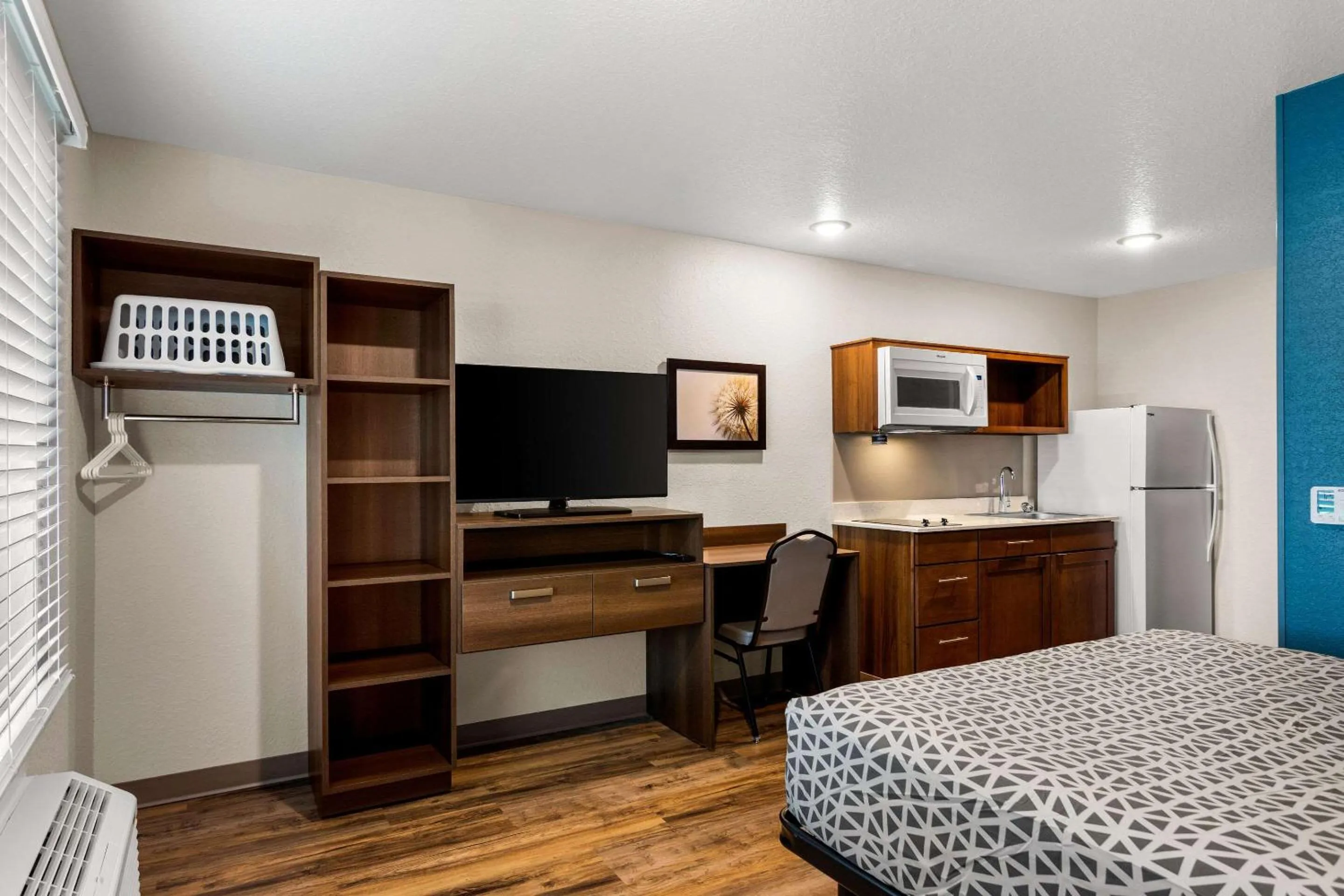 Bedroom, Bed in WoodSpring Suites Port St Lucie