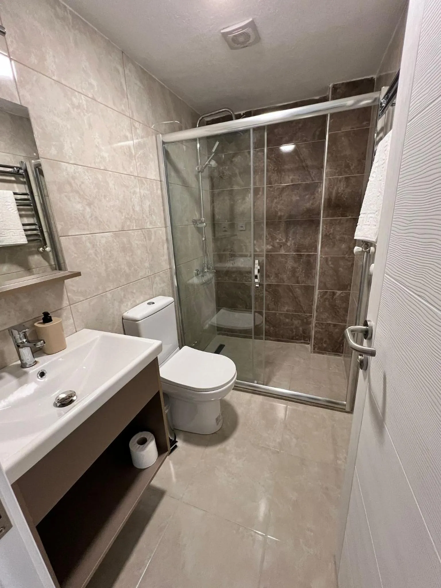 Shower in Taksim Nacre 360 Suit