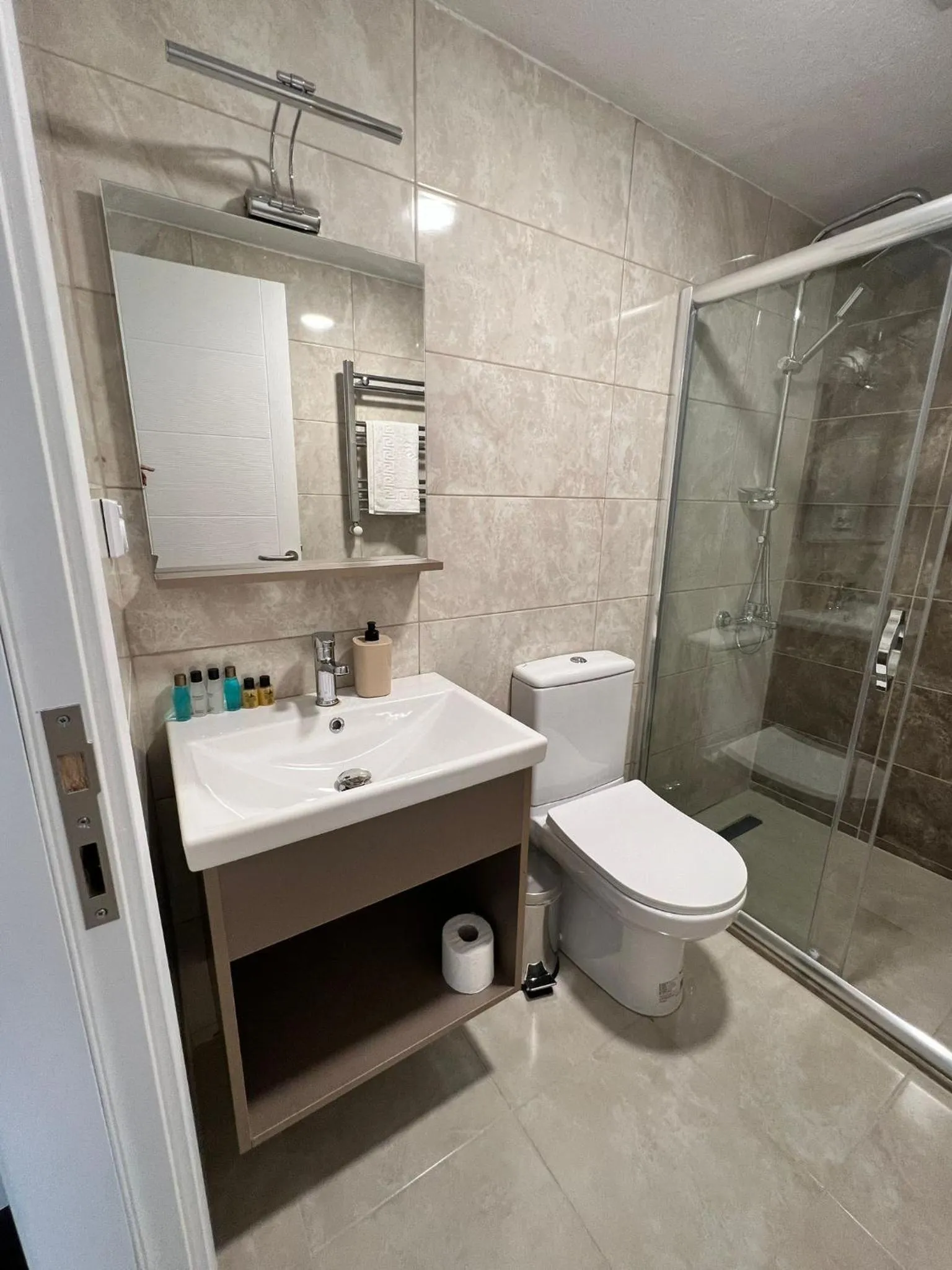 Shower in Taksim Nacre 360 Suit