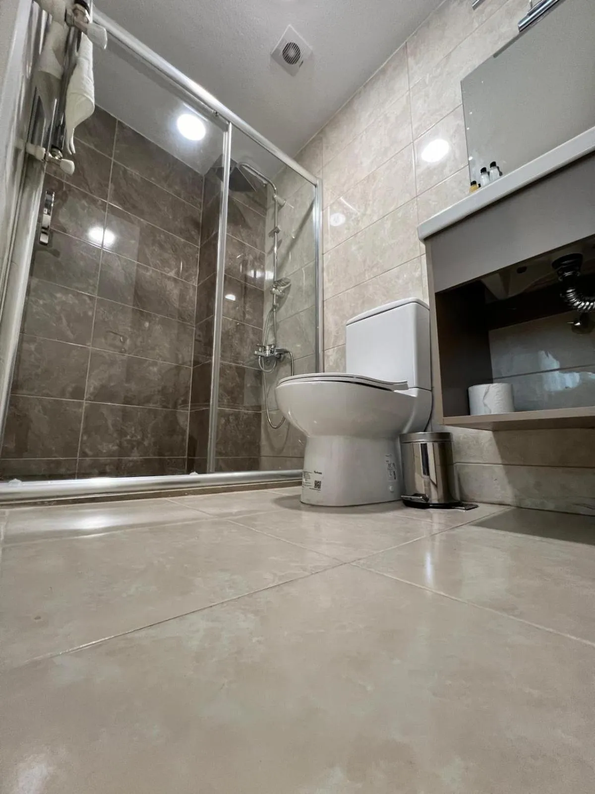 Shower in Taksim Nacre 360 Suit