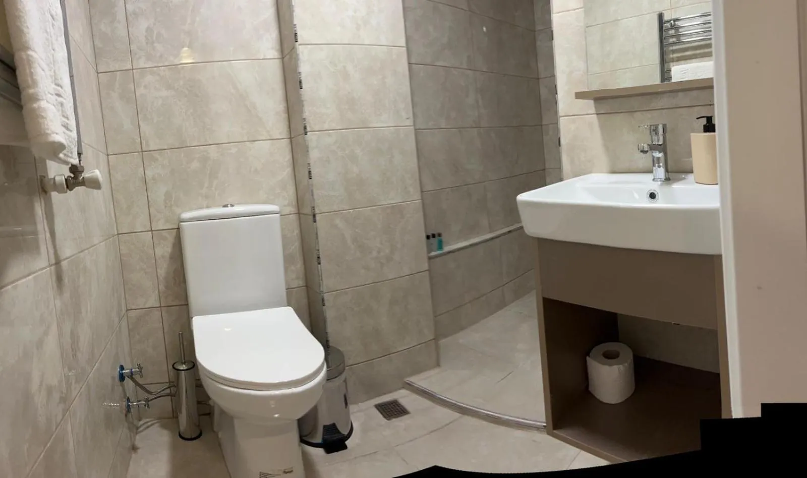 Shower in Taksim Nacre 360 Suit