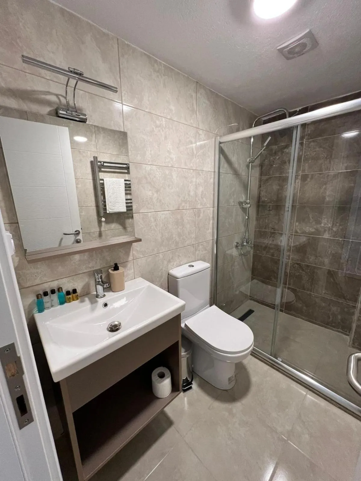 Shower in Taksim Nacre 360 Suit