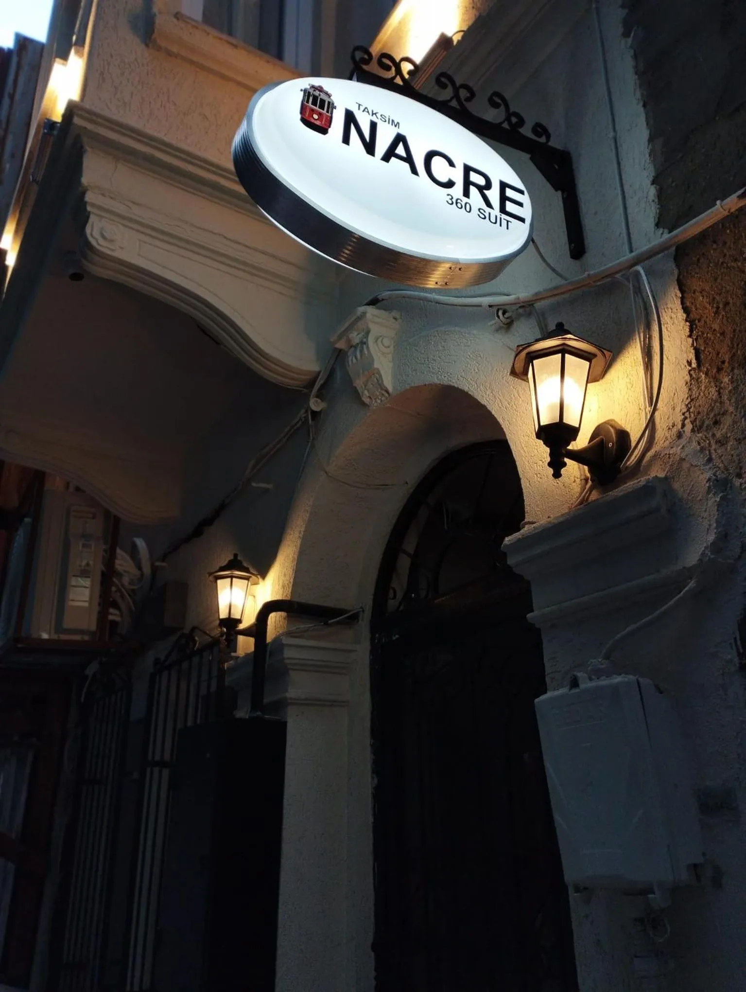 Night in Taksim Nacre 360 Suit