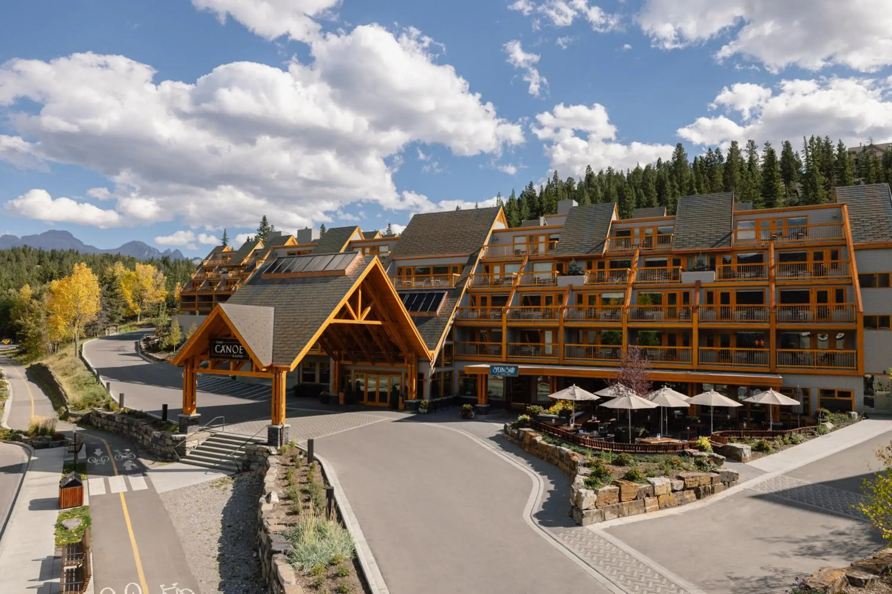 Facade/entrance in Hotel Canoe and Suites Facade/entrance in Hotel Canoe and Suites