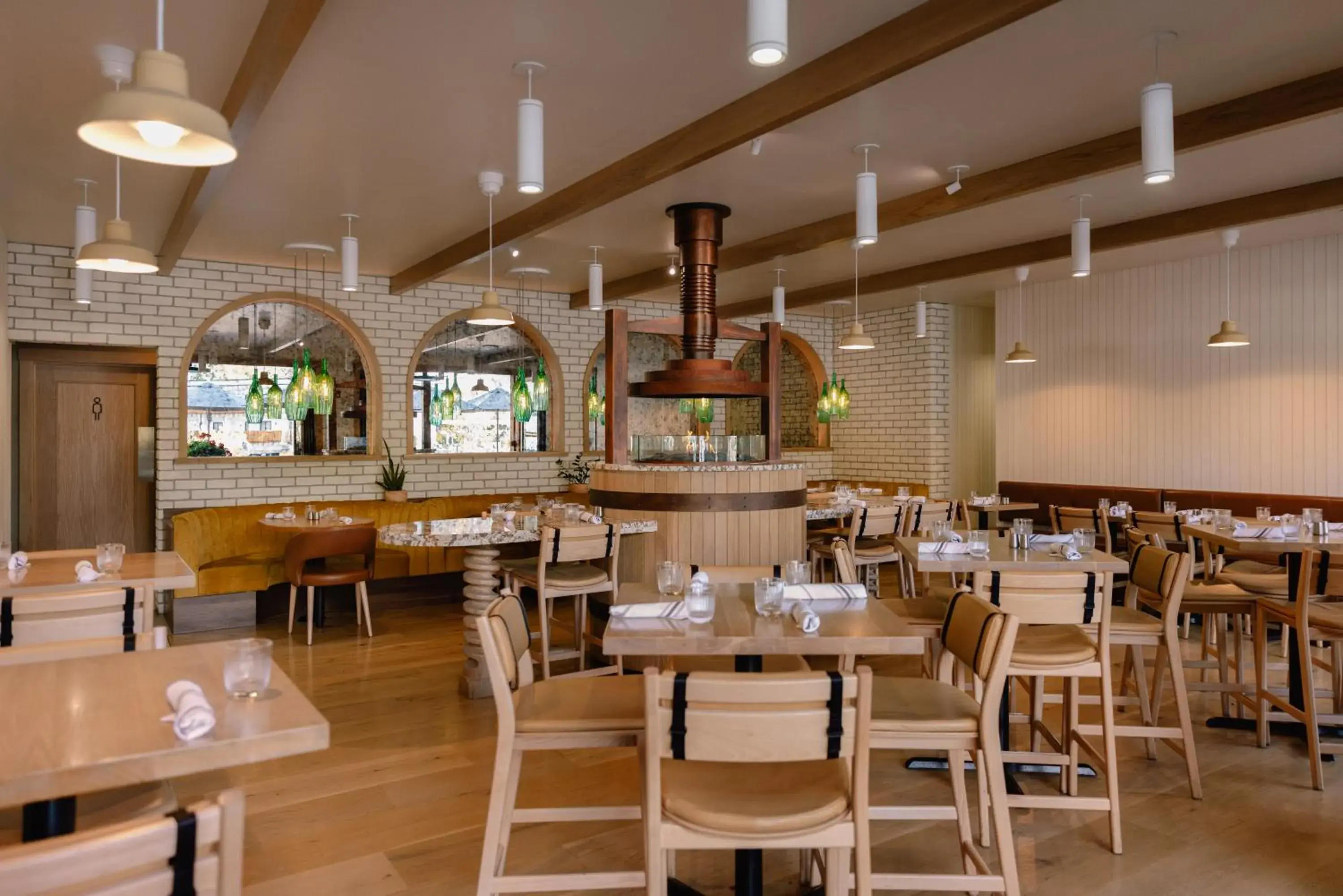 Restaurant/places to eat in Hotel Canoe and Suites Restaurant/places to eat in Hotel Canoe and Suites