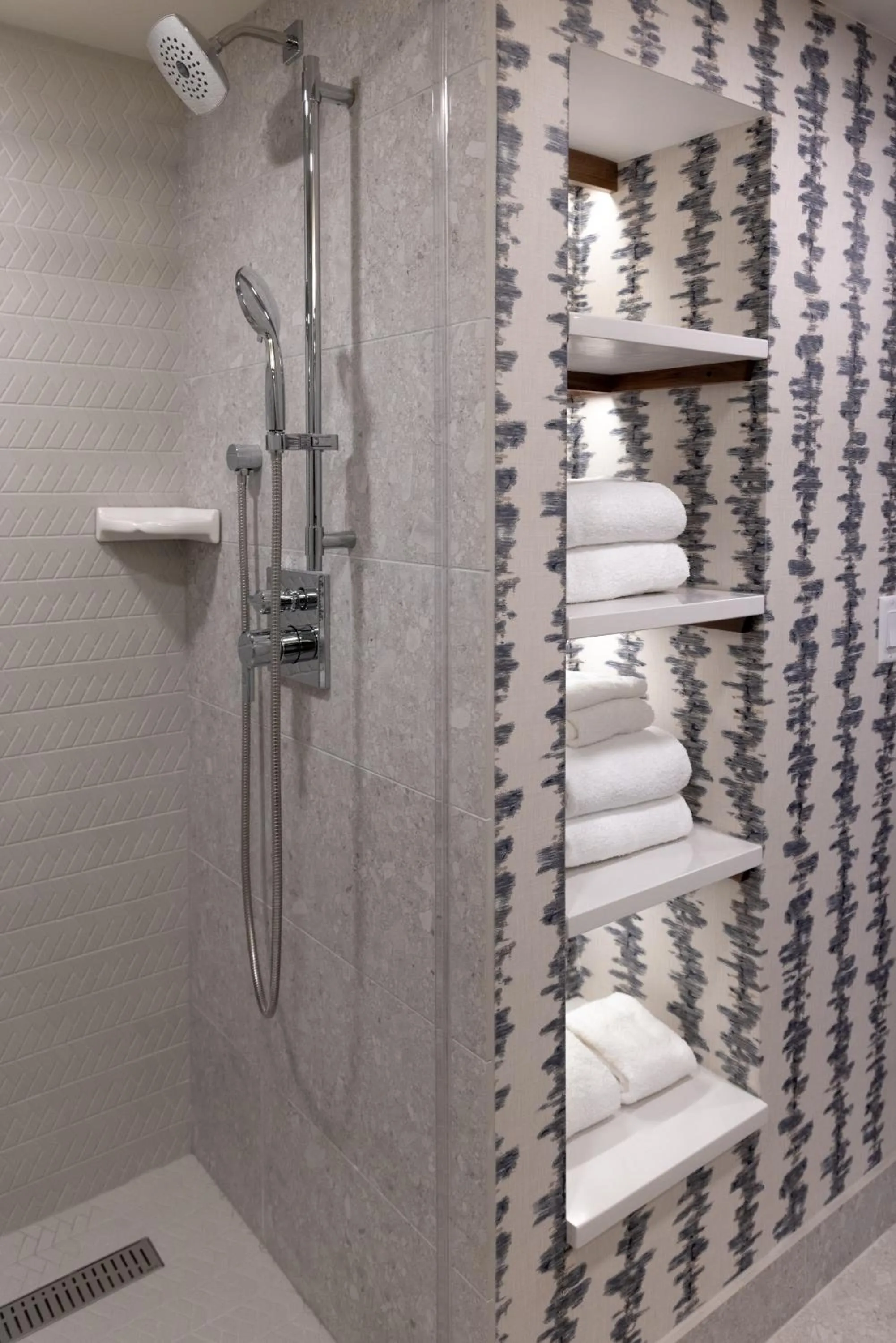 Shower in Hotel Canoe and Suites