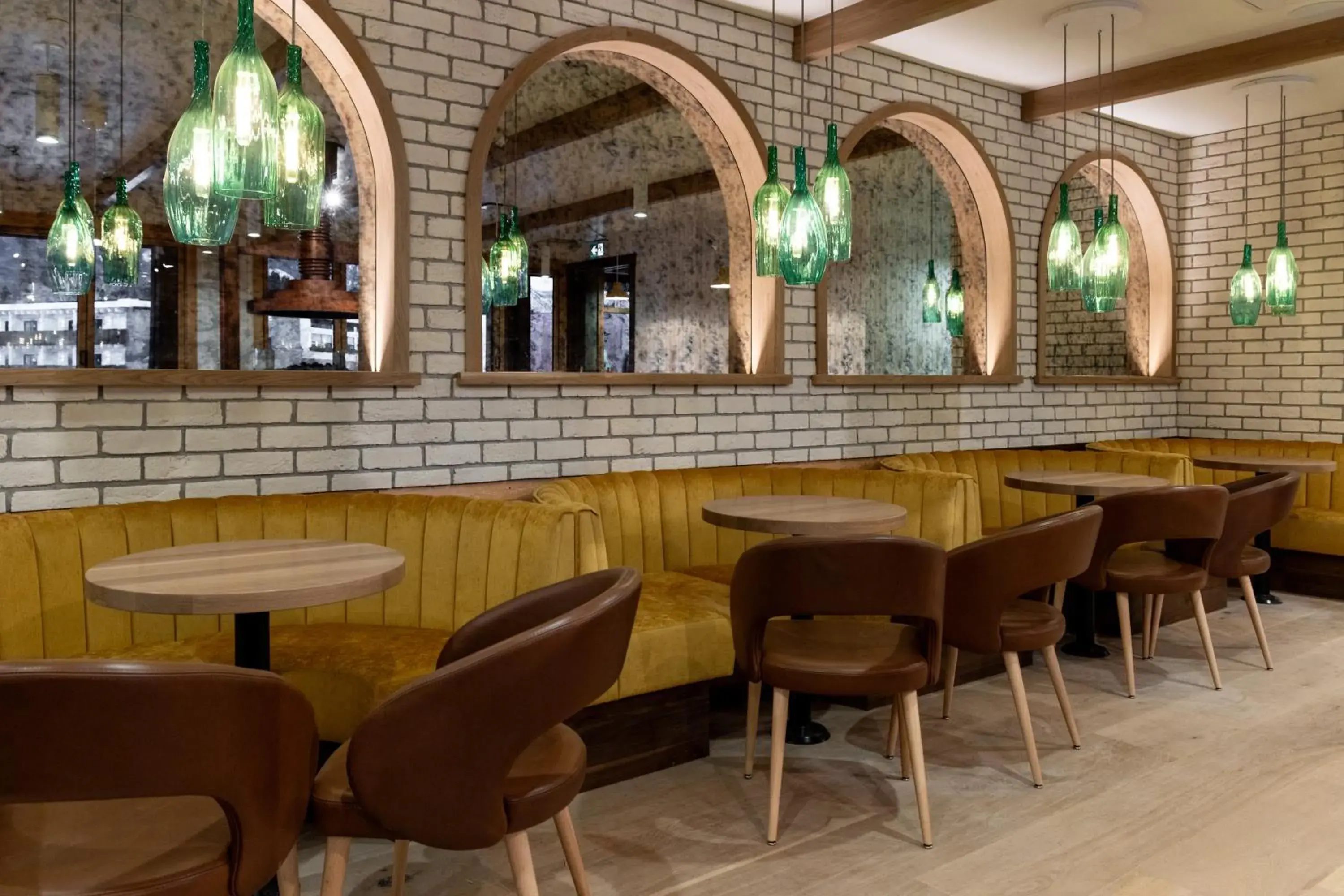 Restaurant/places to eat in Hotel Canoe and Suites Restaurant/places to eat in Hotel Canoe and Suites