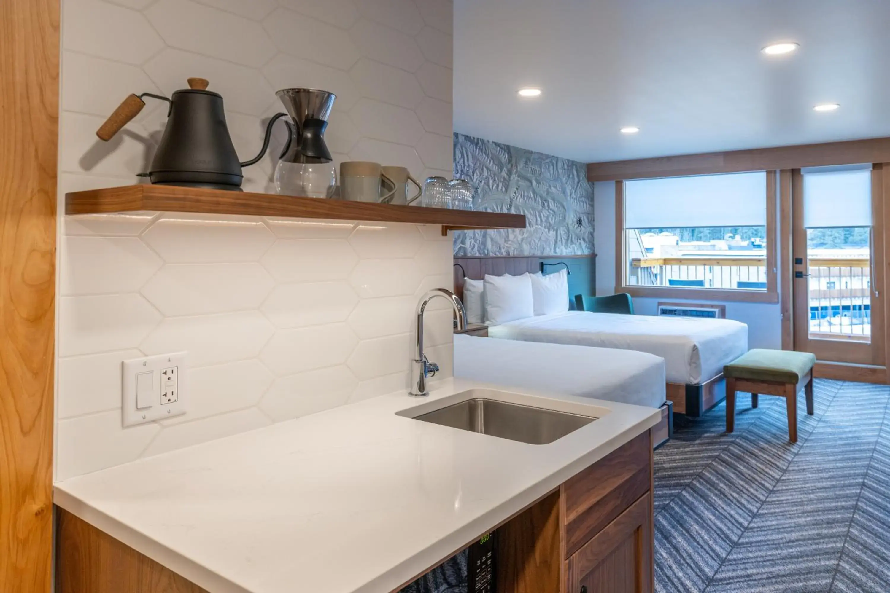 Kitchen or kitchenette, Bed in Hotel Canoe and Suites Kitchen or kitchenette, Bed in Hotel Canoe and Suites