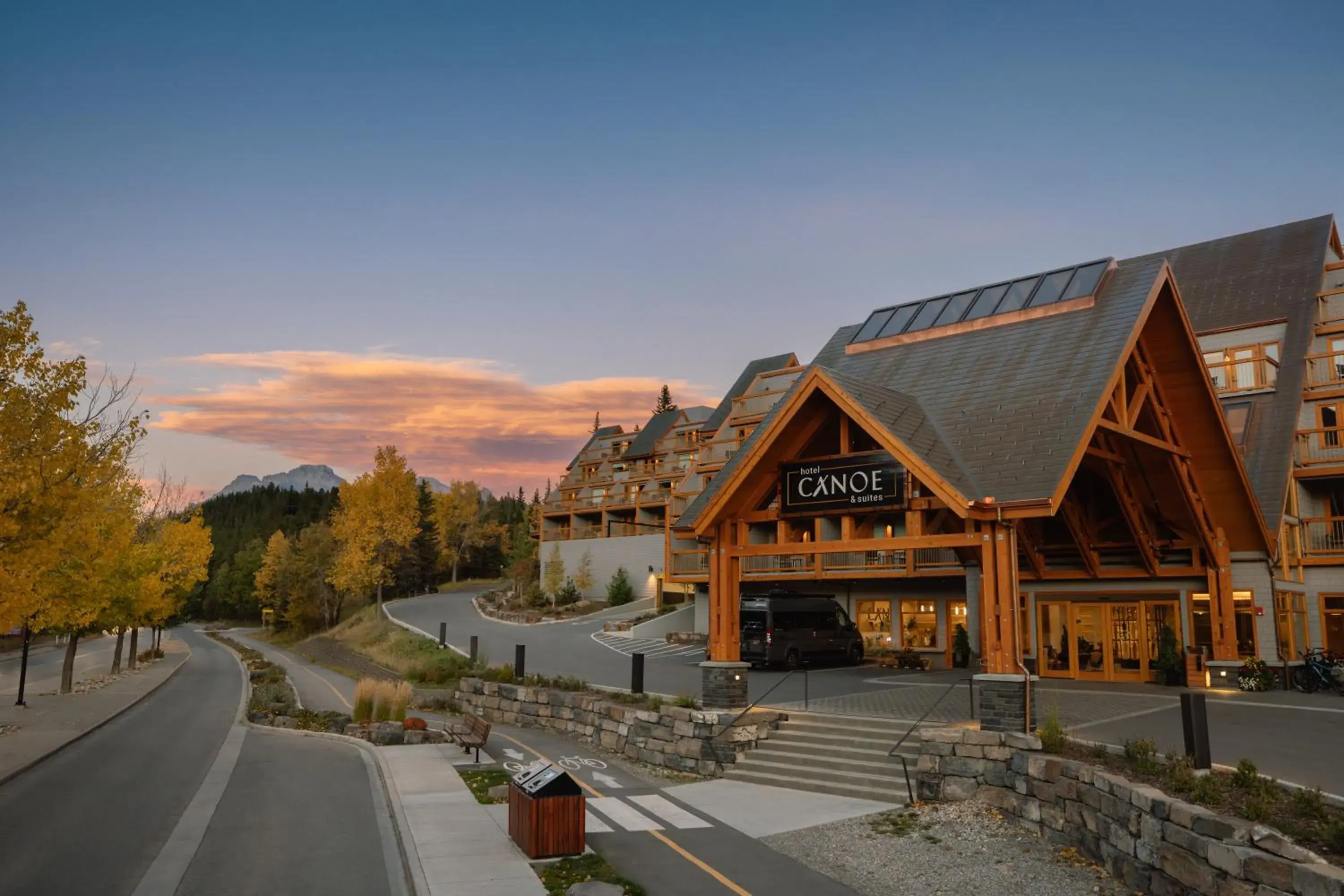 Facade/entrance in Hotel Canoe and Suites Facade/entrance in Hotel Canoe and Suites