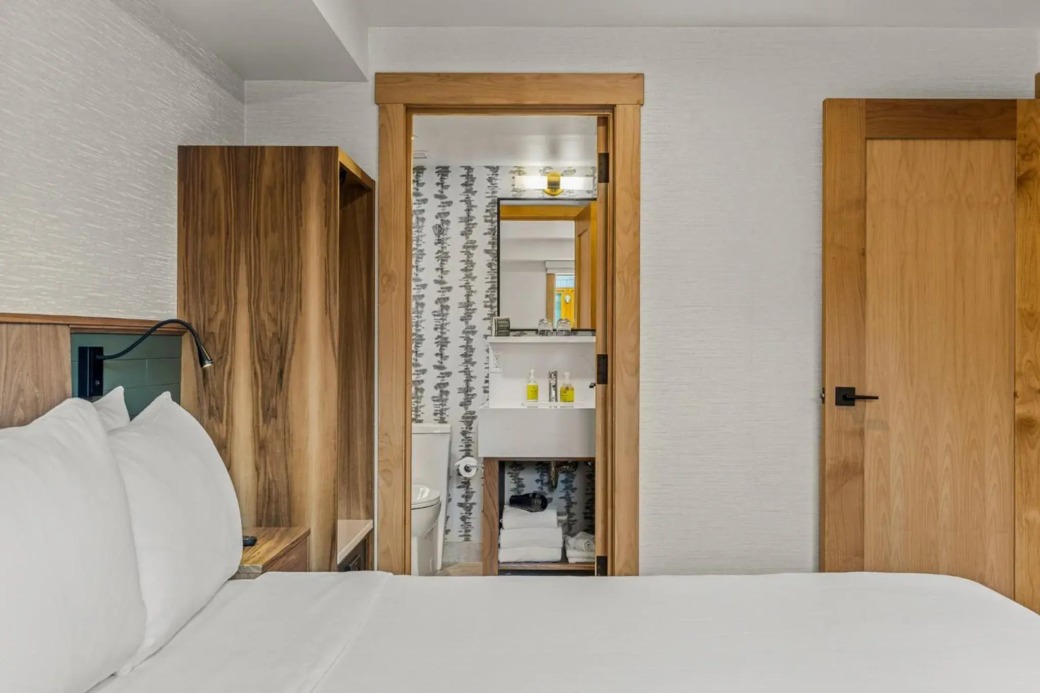 Bedroom, Bed in Hotel Canoe and Suites Bedroom, Bed in Hotel Canoe and Suites