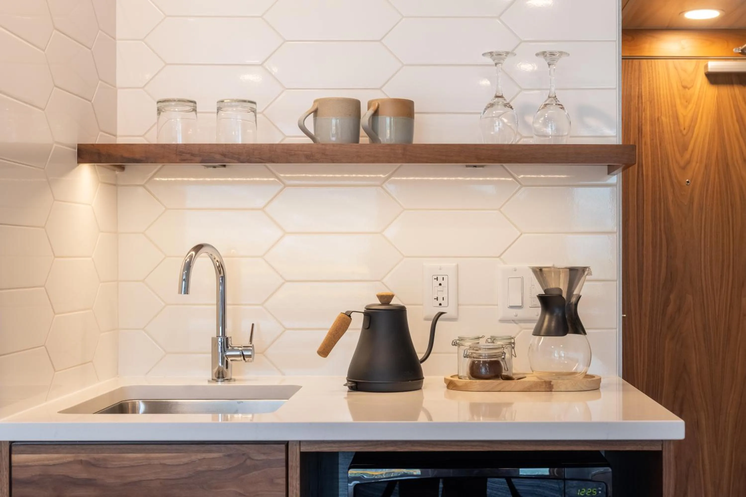 Coffee/tea facilities in Hotel Canoe and Suites