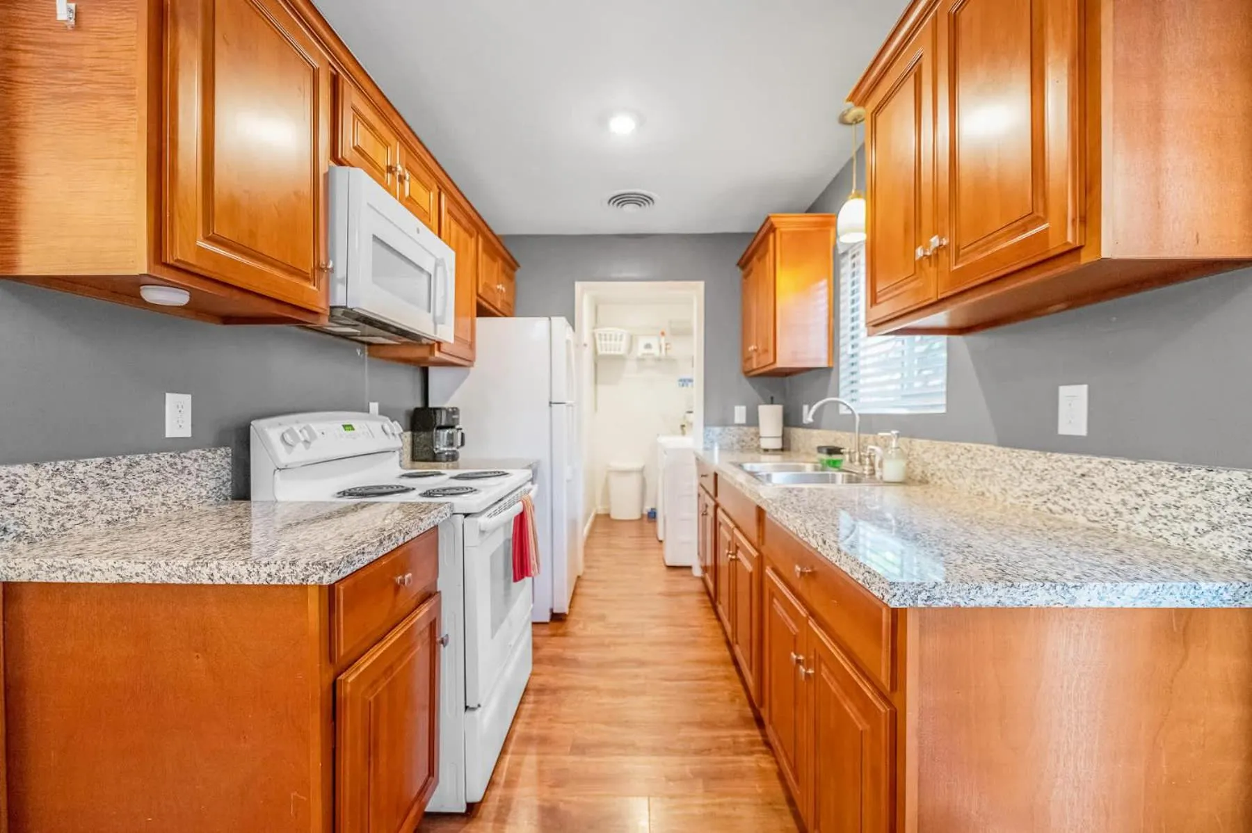 Longer Stays for Travelers- Apt Blocks from Hospital, Downtown