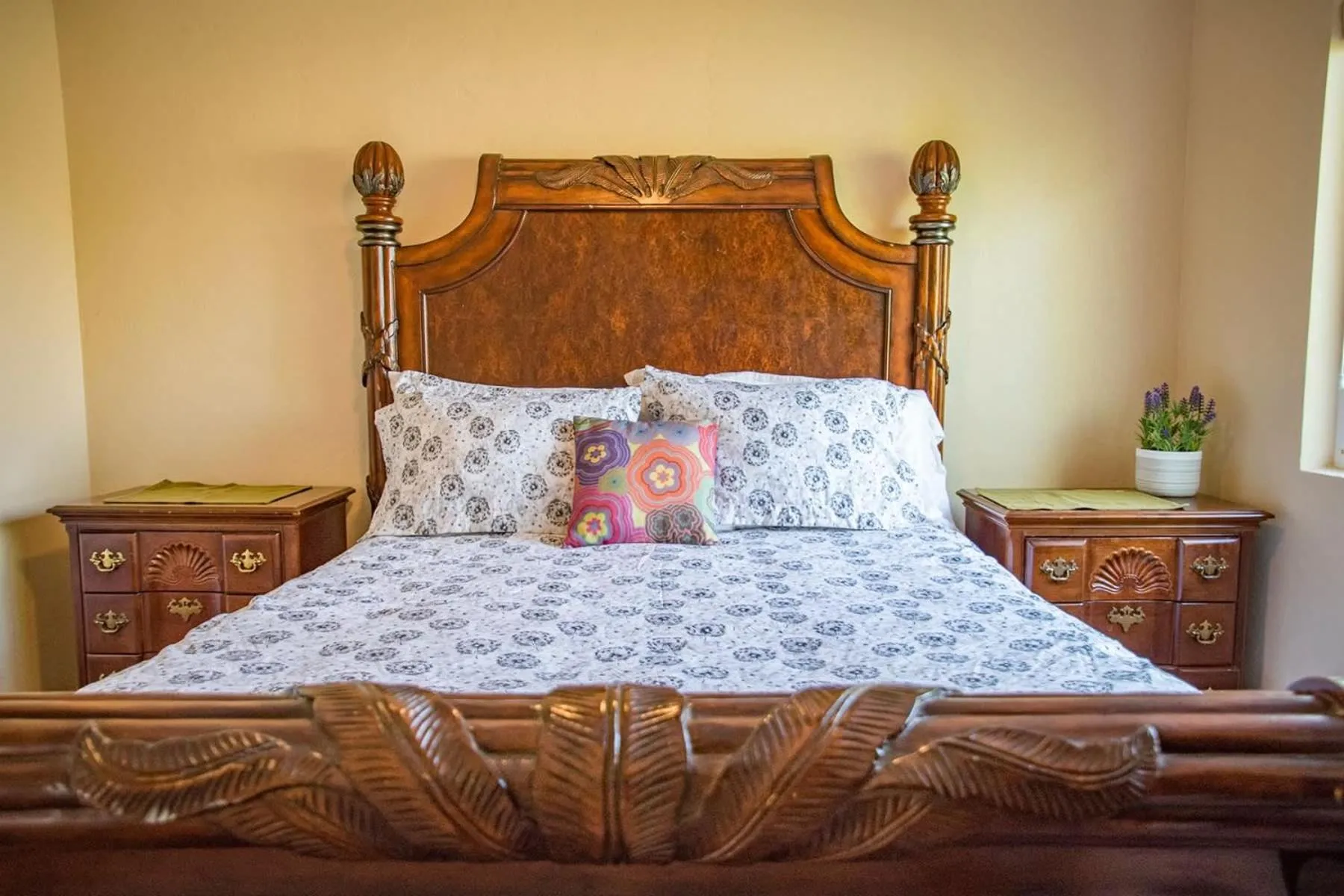 Longer Stays for Travelers- Apt Blocks from Hospital, Downtown