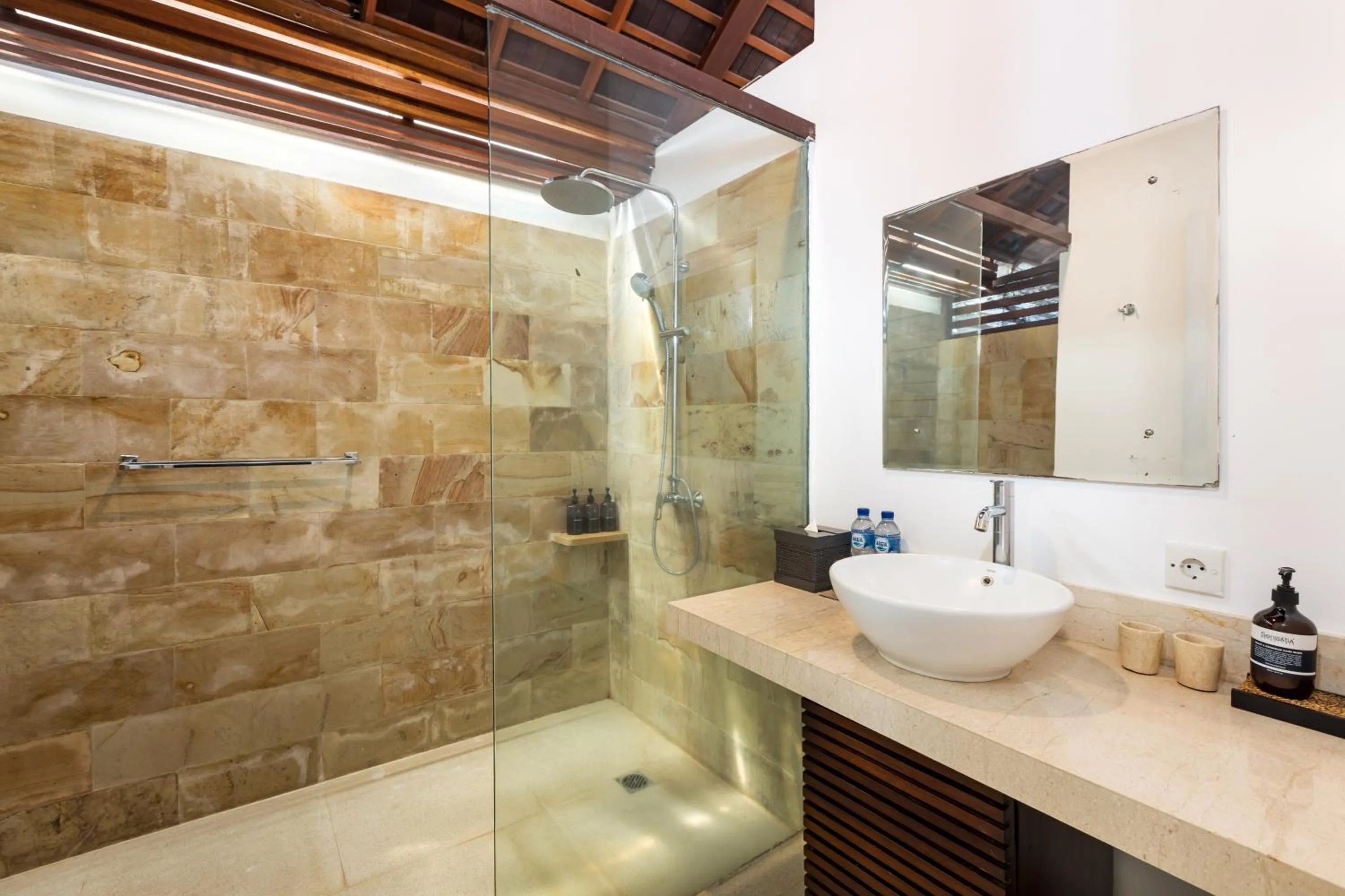 Bathroom in Kerta Rama Seminyak by Kerta Living